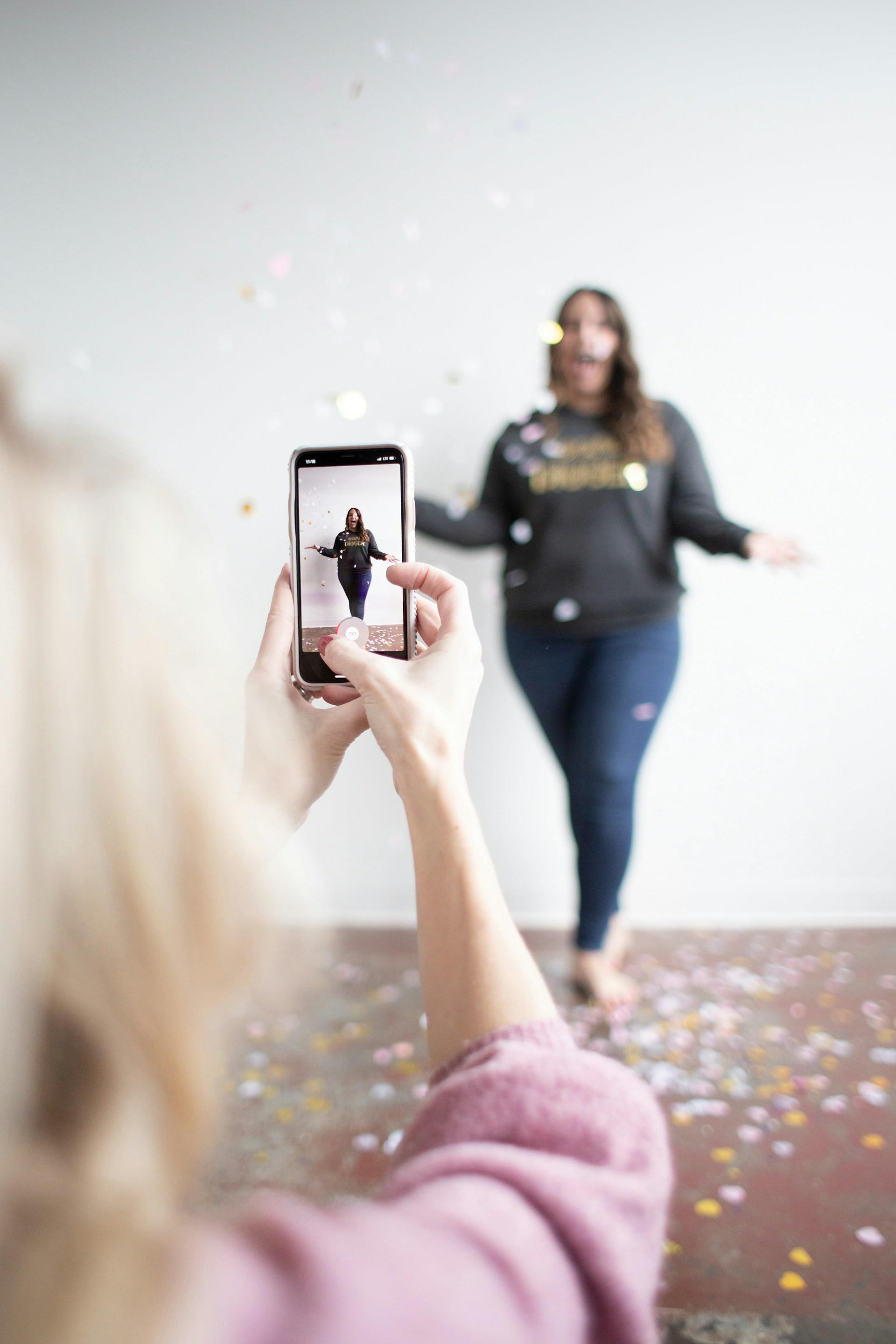 auf zwei Smartphones ist die TikTok App geöffnet