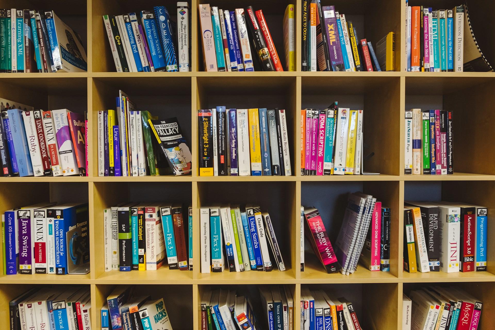 Bücherregal mit vielen Büchern.