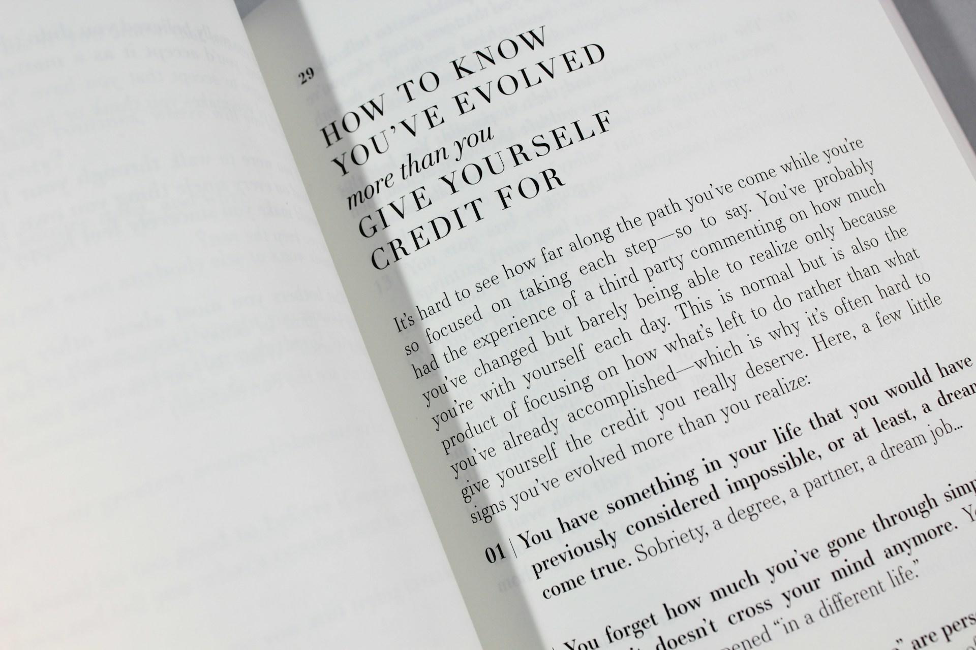 Aufgeklapptes Buch mit englischer Schrift.