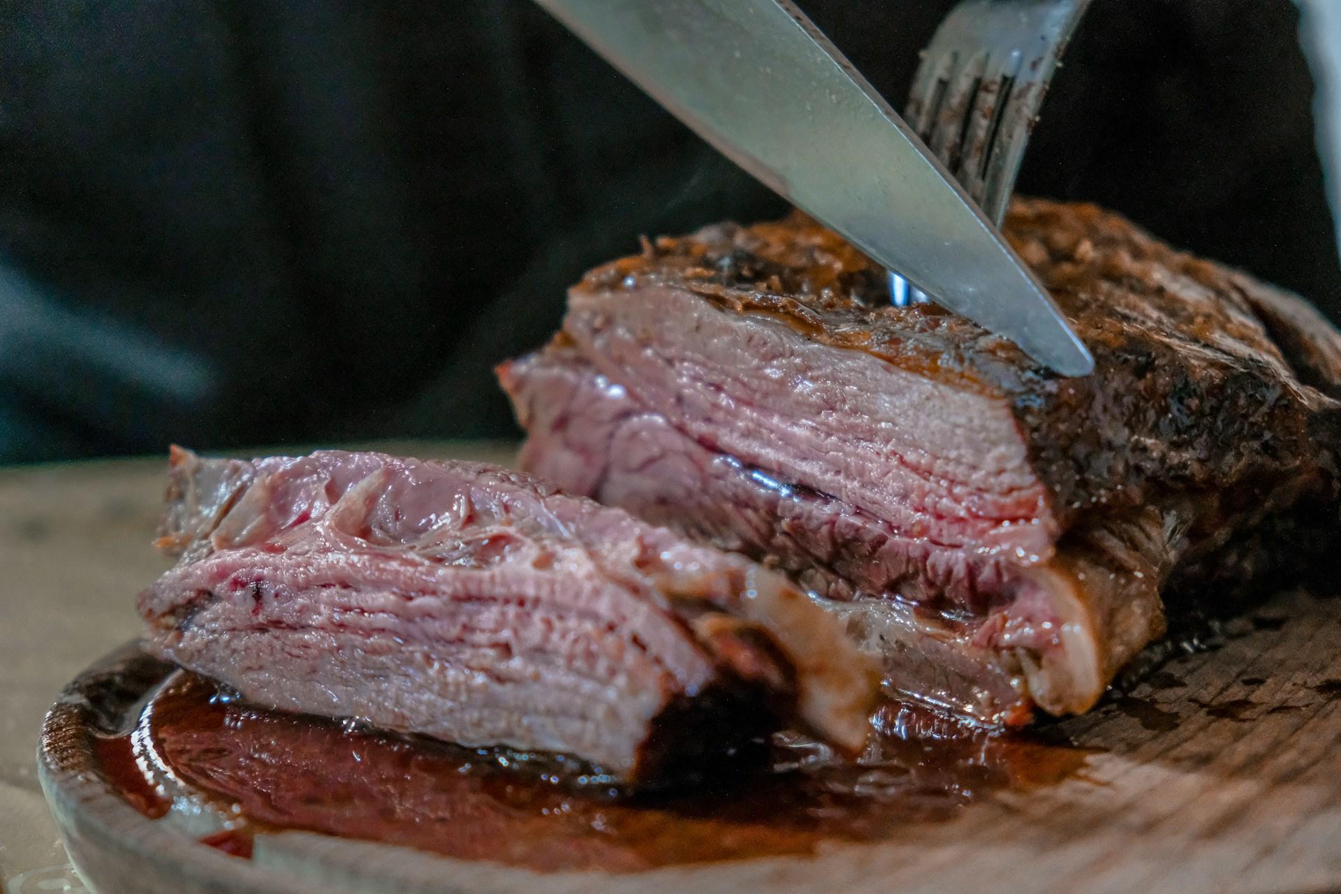 Steak auf Brett mit Messer