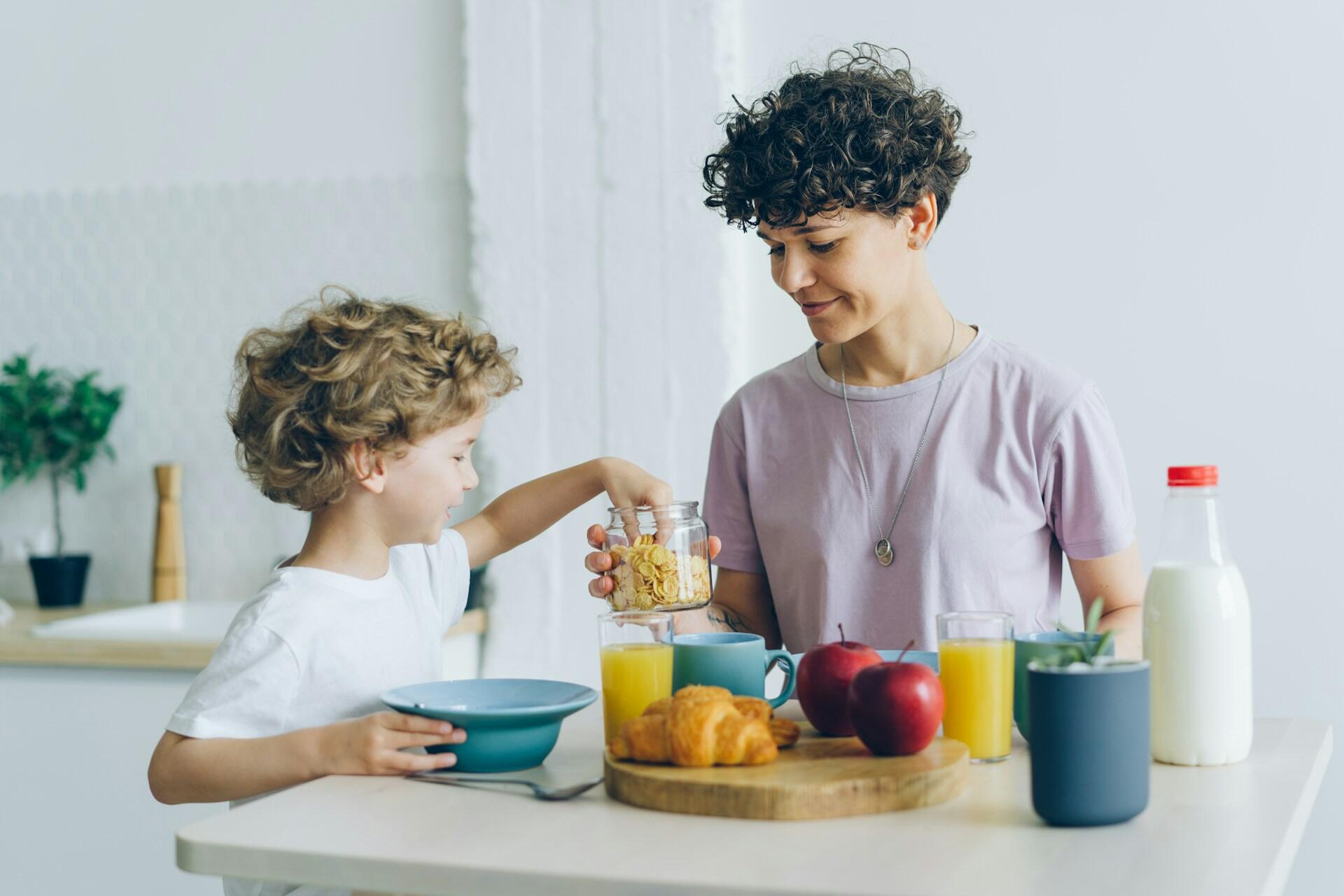 Mutter frühstückt mit ihrem Kind