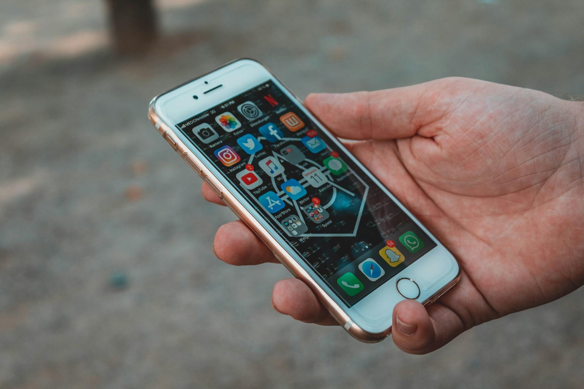 Handy hält Handy mit Apps.