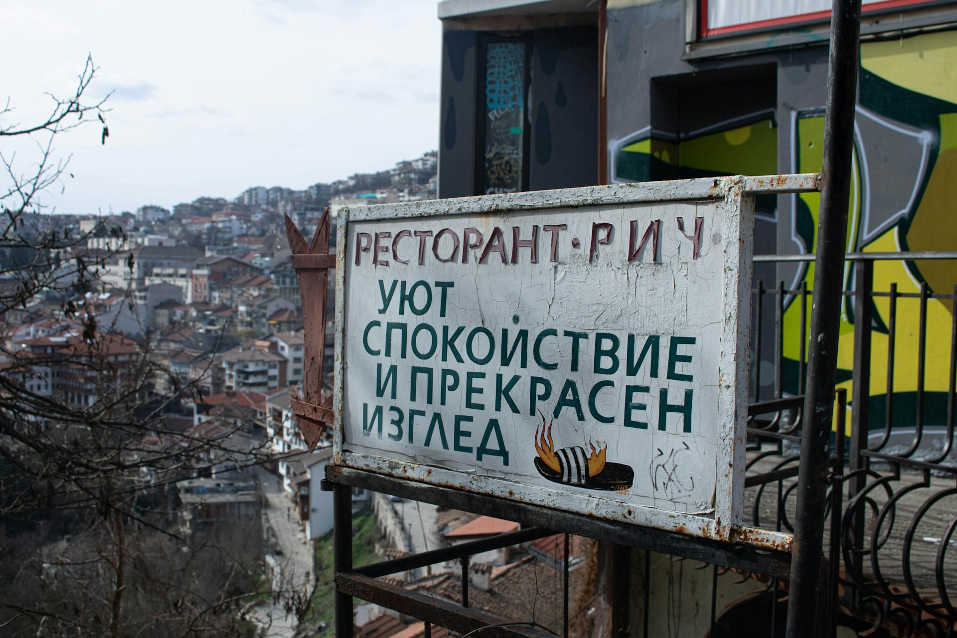 Schild mit Schrift über Stadt.