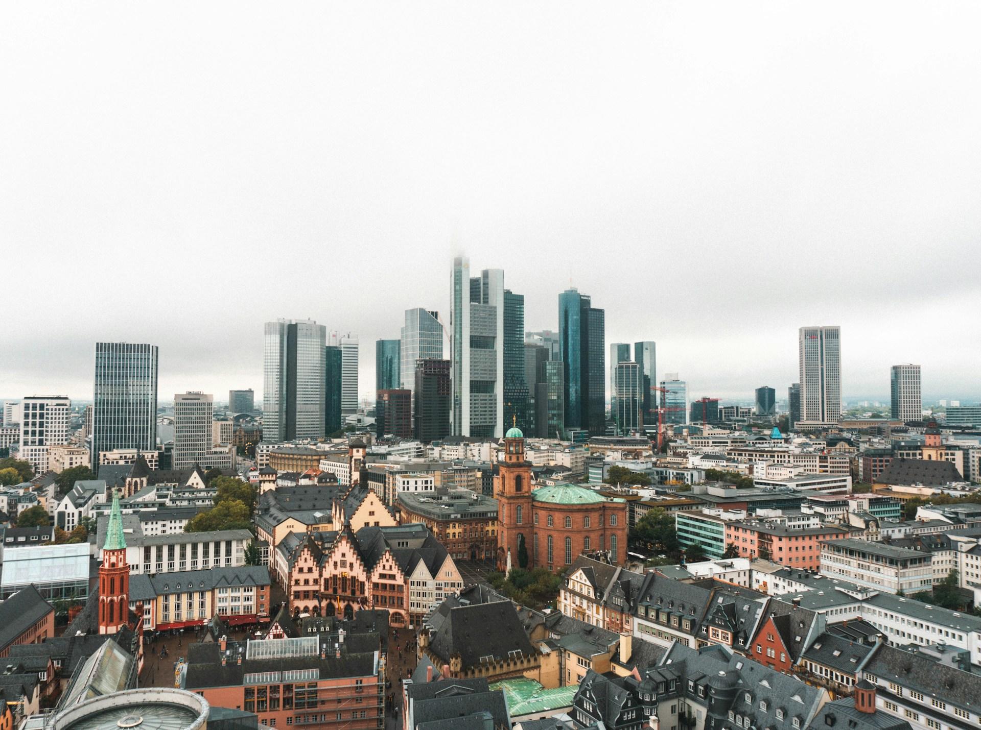 Stadt mit Wolkenkratzern.