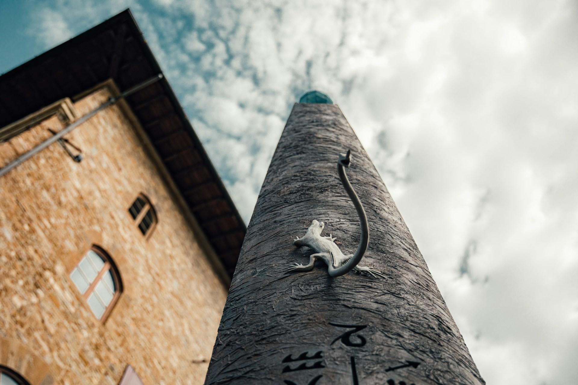 Haus mit Turm und Eidechsen Figur.