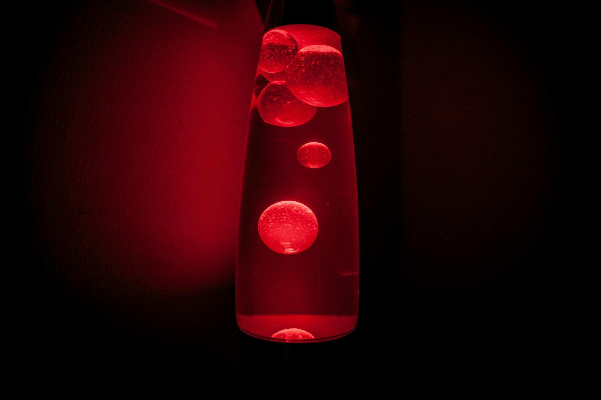 Rote Lavalampe in Zimmer.