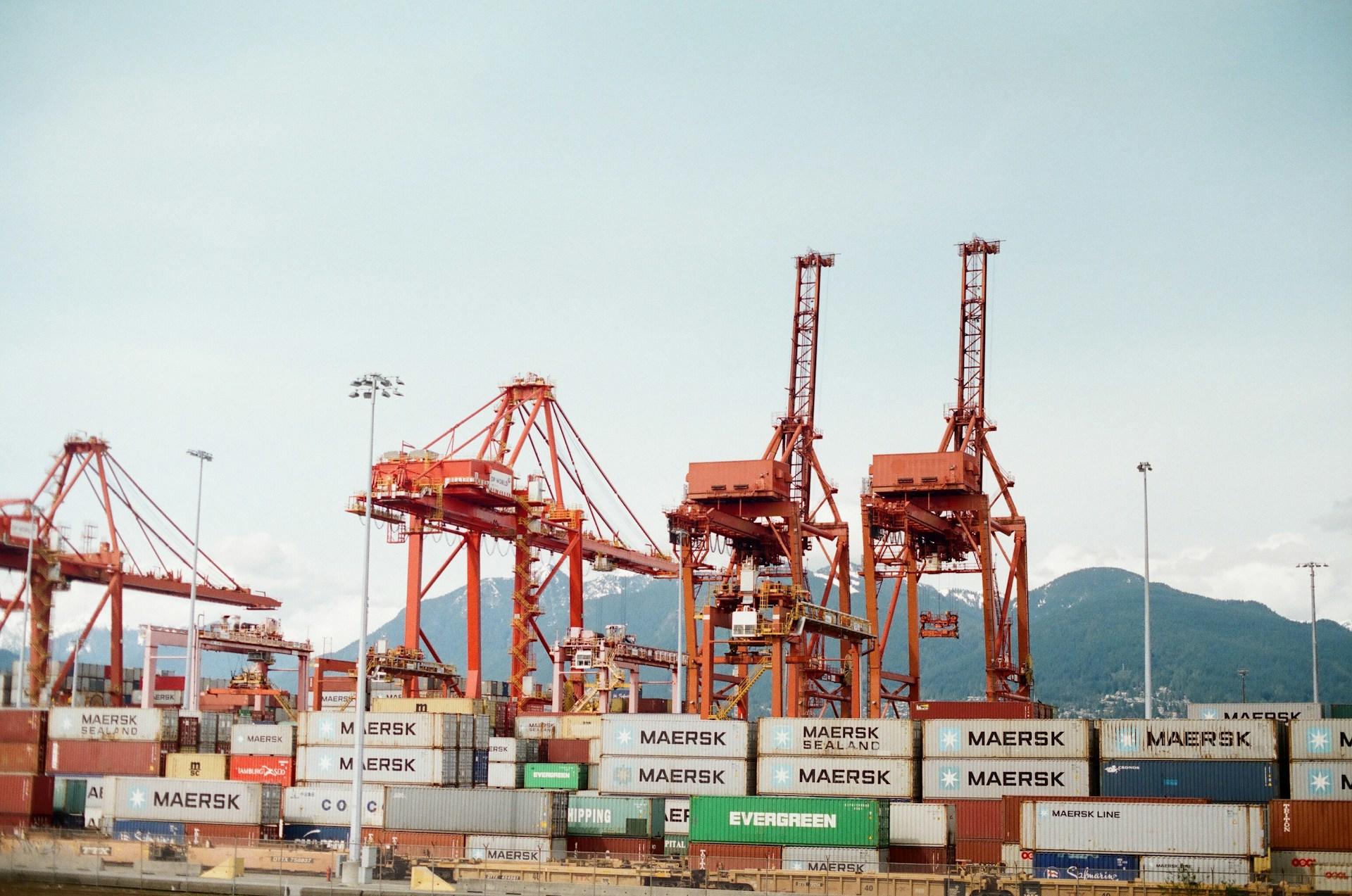 Kräne an Hafen mit Containern.