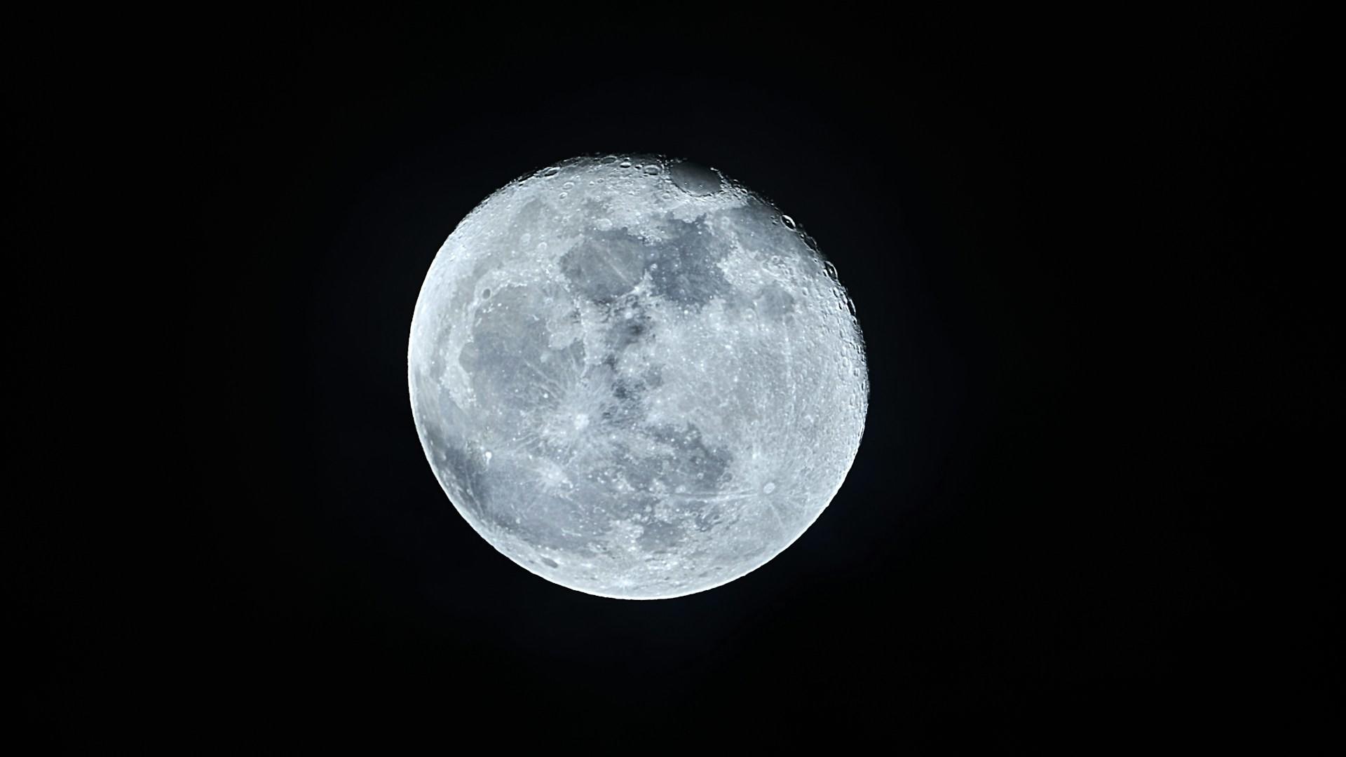 Vollmond am Nachthimmel
