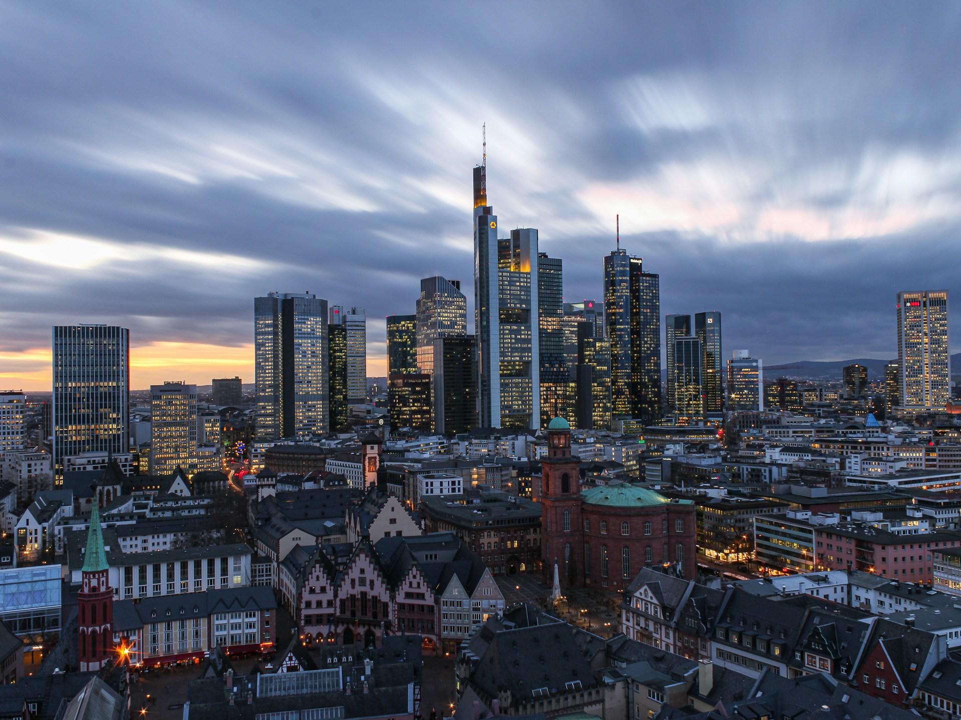Skyline vor Häusern.