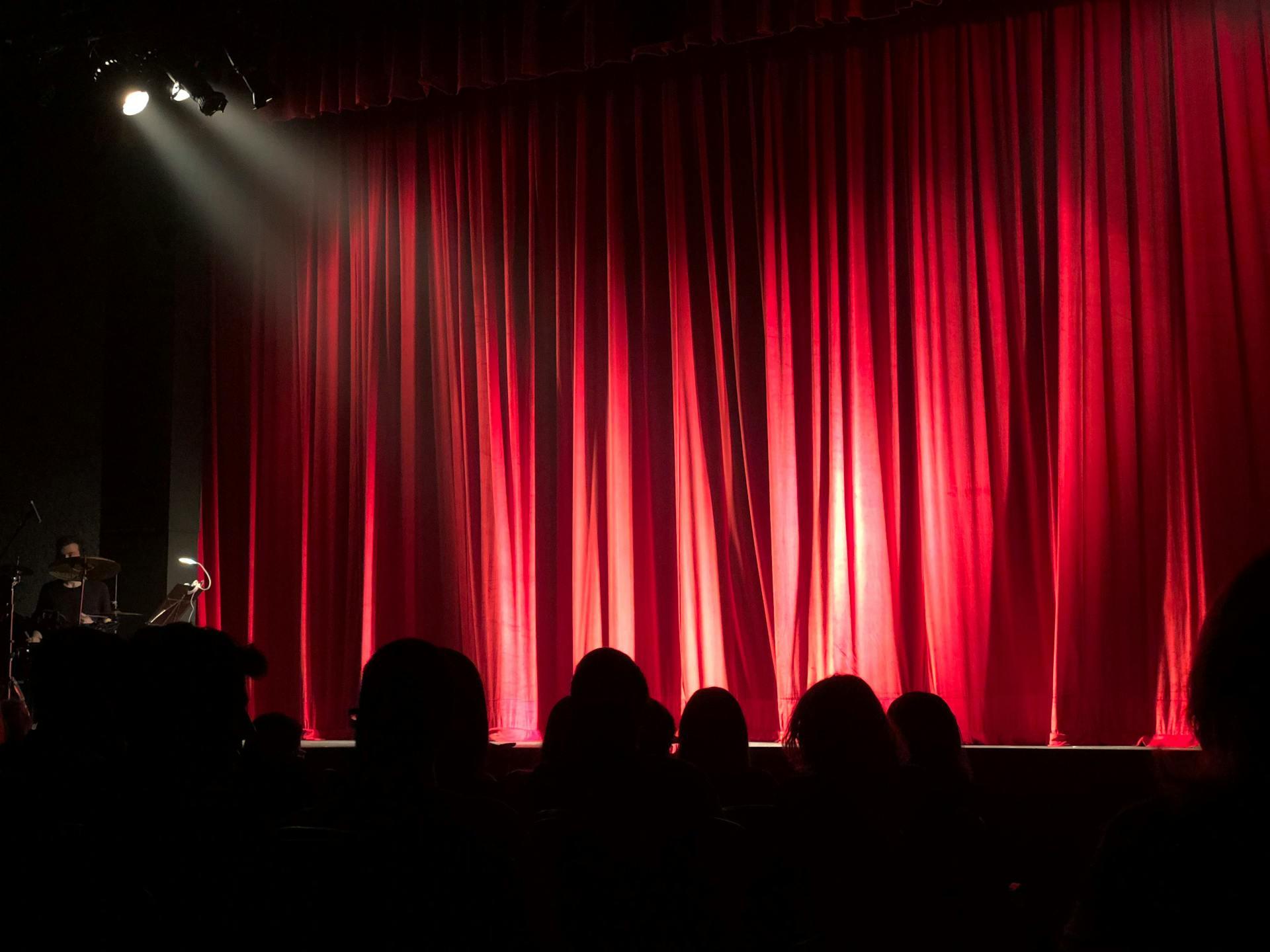 Roter Vorhang im Theater vor dem Musical