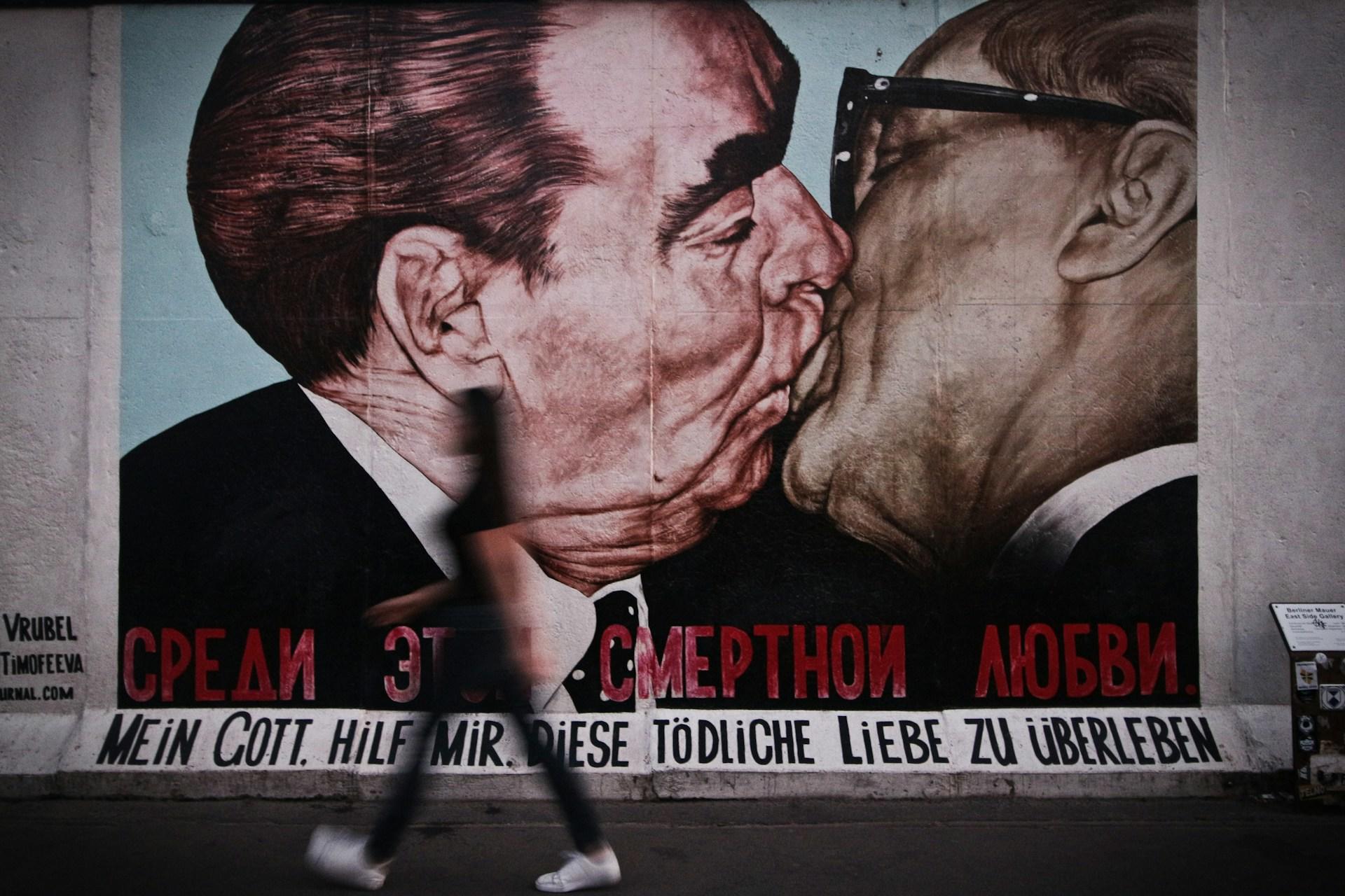 Gemälde des Bruderkusses zwischen Leonid Breschnew und Erich Honecker an der Berliner East Side Gallery.