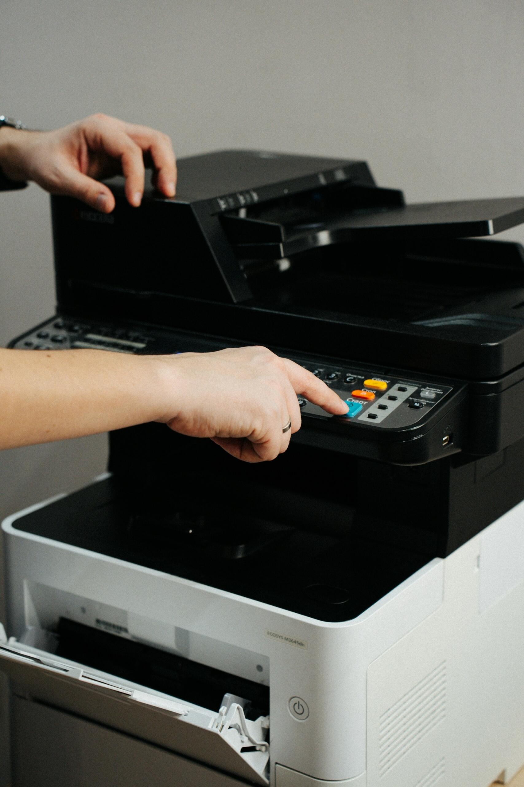 Computer Drucker in Bedienung