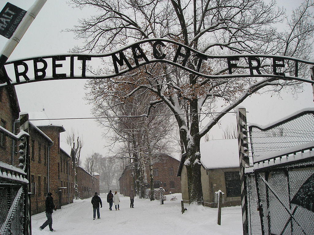 Das Eingangstor zu Auschwitz-Birkenau mit dem Schriftzug 