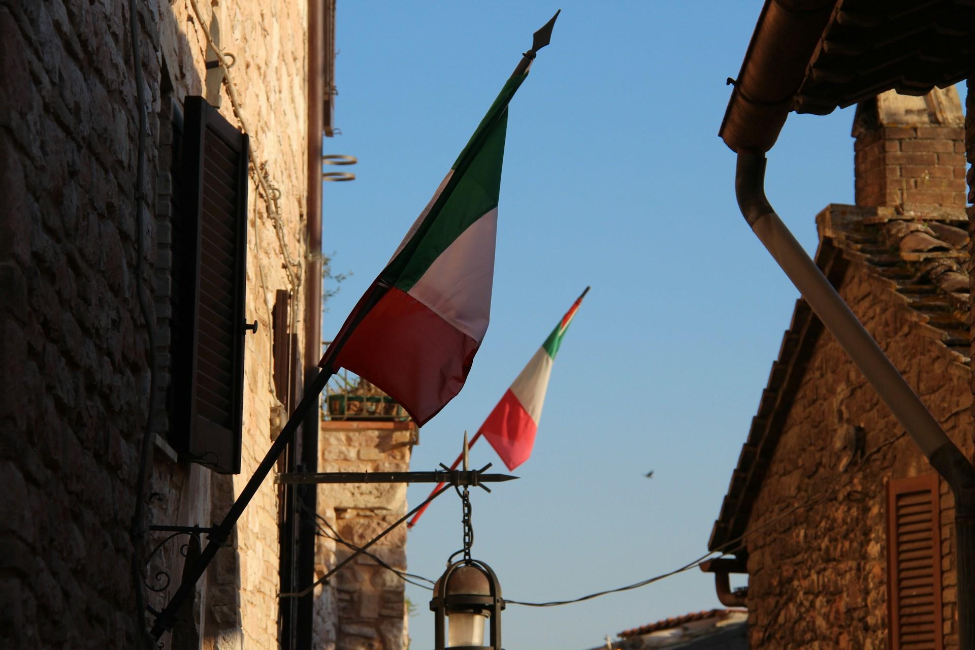 Italien Fahne hängt an einem Haus aus Stein
