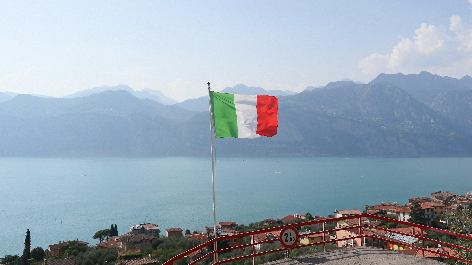Italien Fahne mit See und Bergen im Hintergrund
