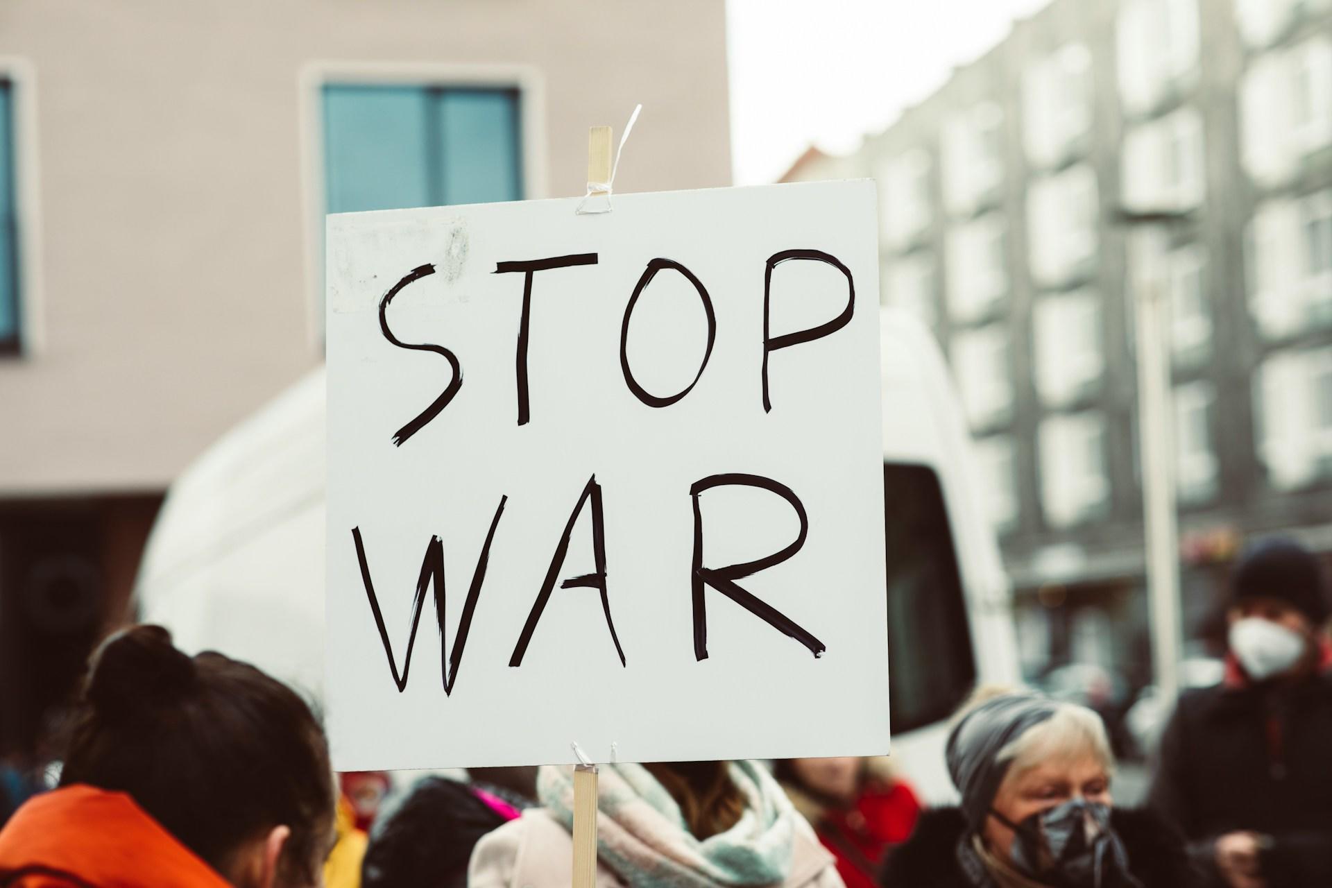 Ein Schild bei einer Demonstration auf dem steht: 