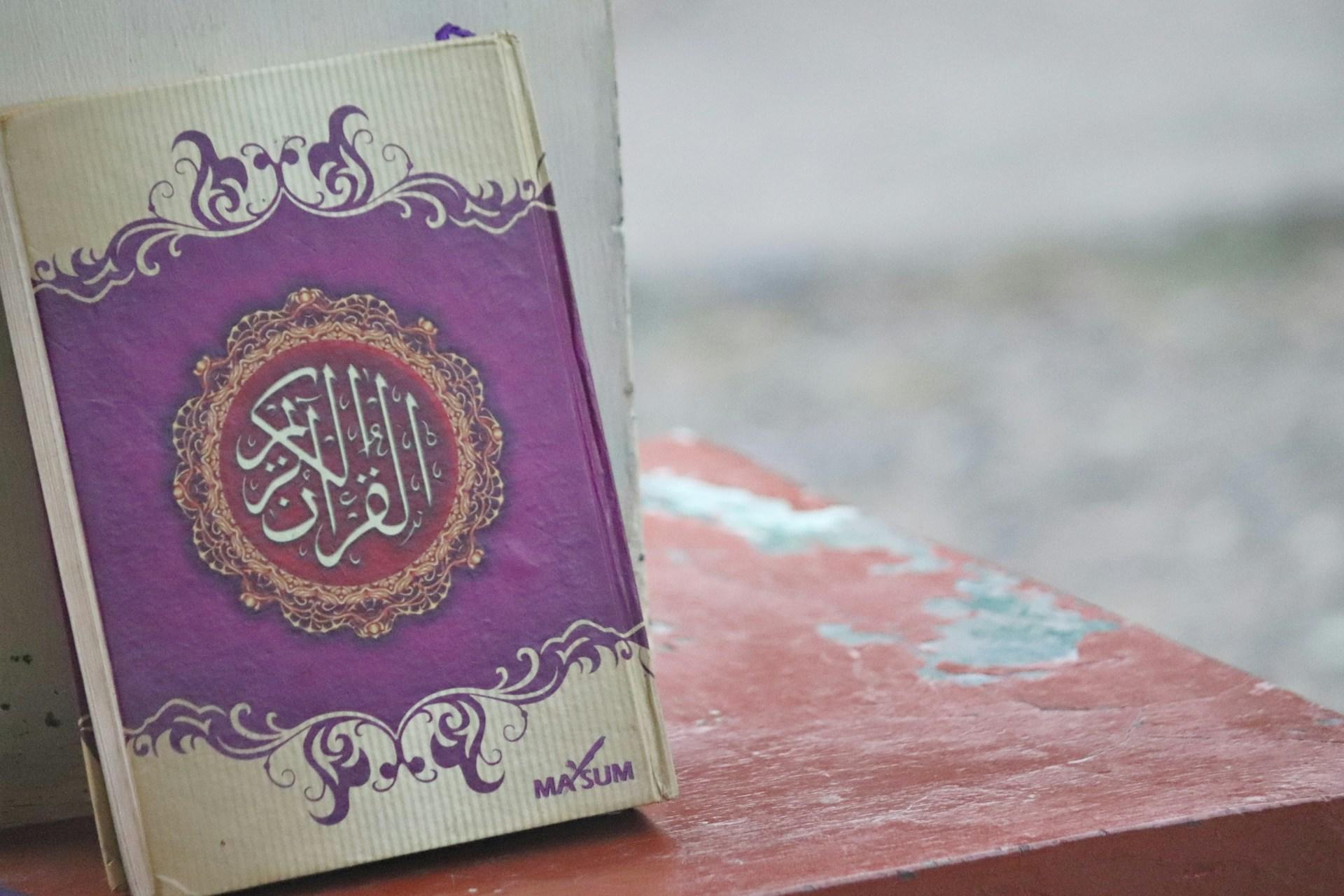 Buch auf Stein mit arabischer Schrift.