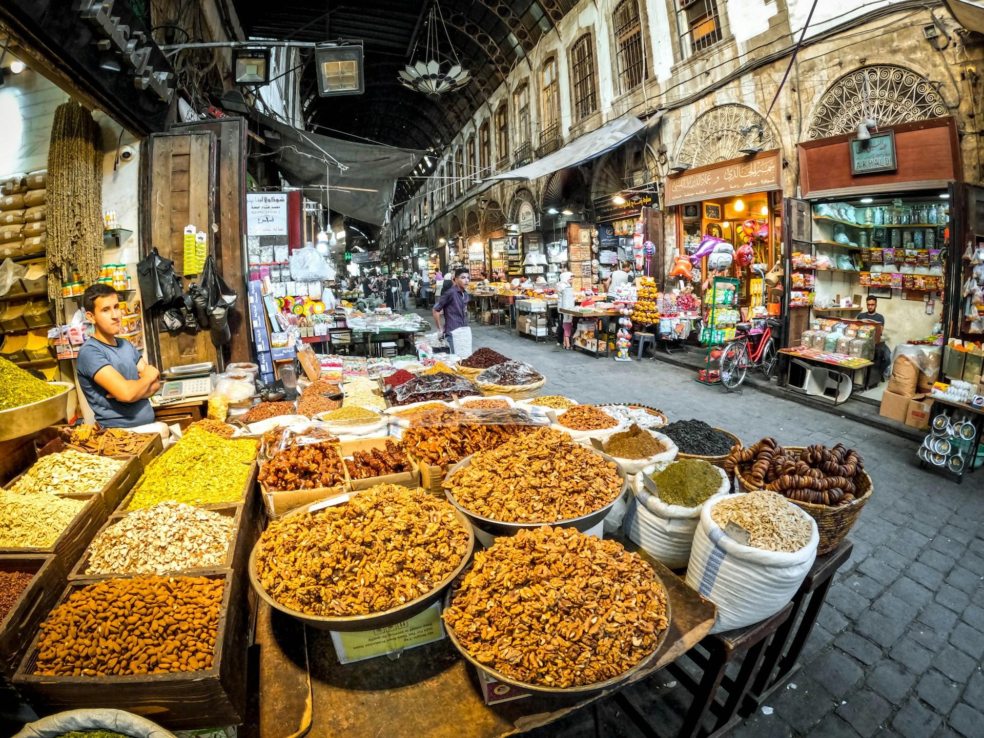 Straße mit vielen Läden voller Gewürze und Essen.