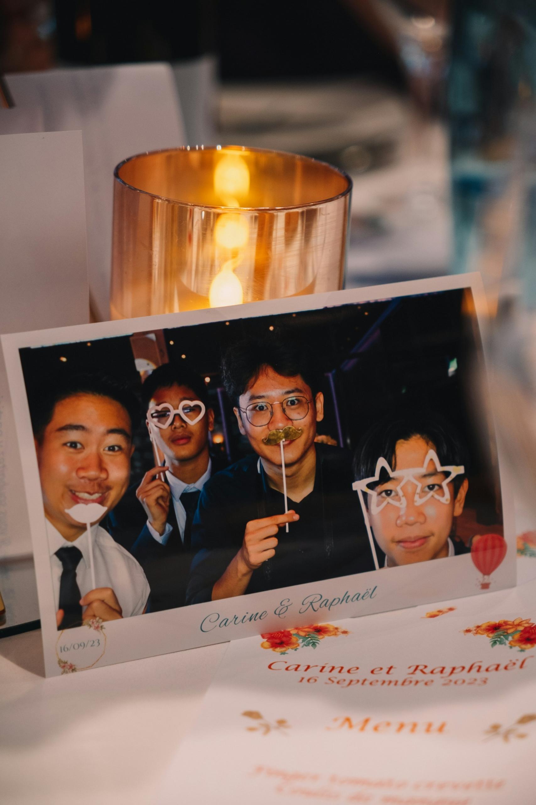 Bild von Gästen auf einer Hochzeit mit Masken