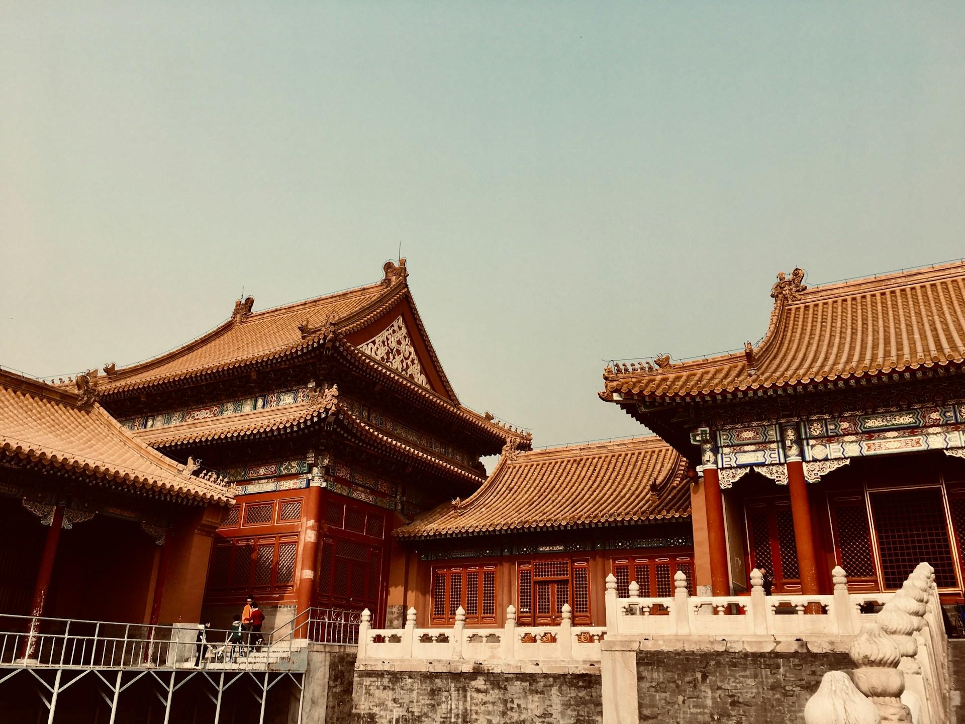 Tempel mit rotem Dach und weißer Mauer.