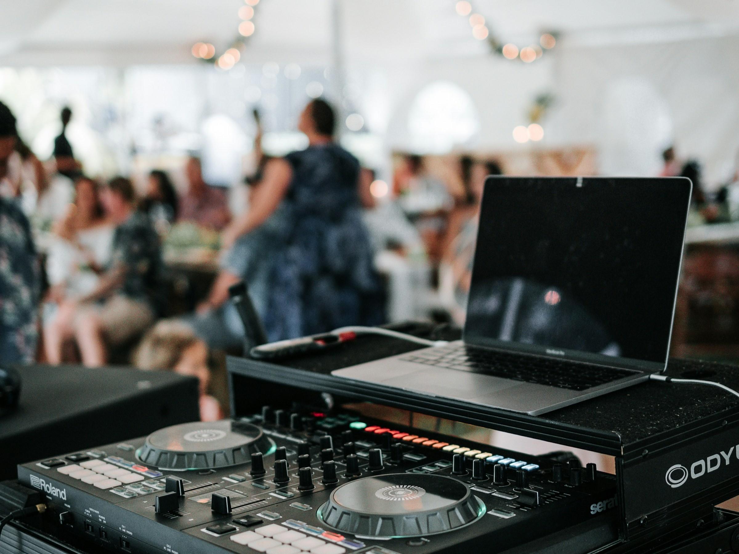 DJ-Setup auf einer Hochzeit spielt Musik