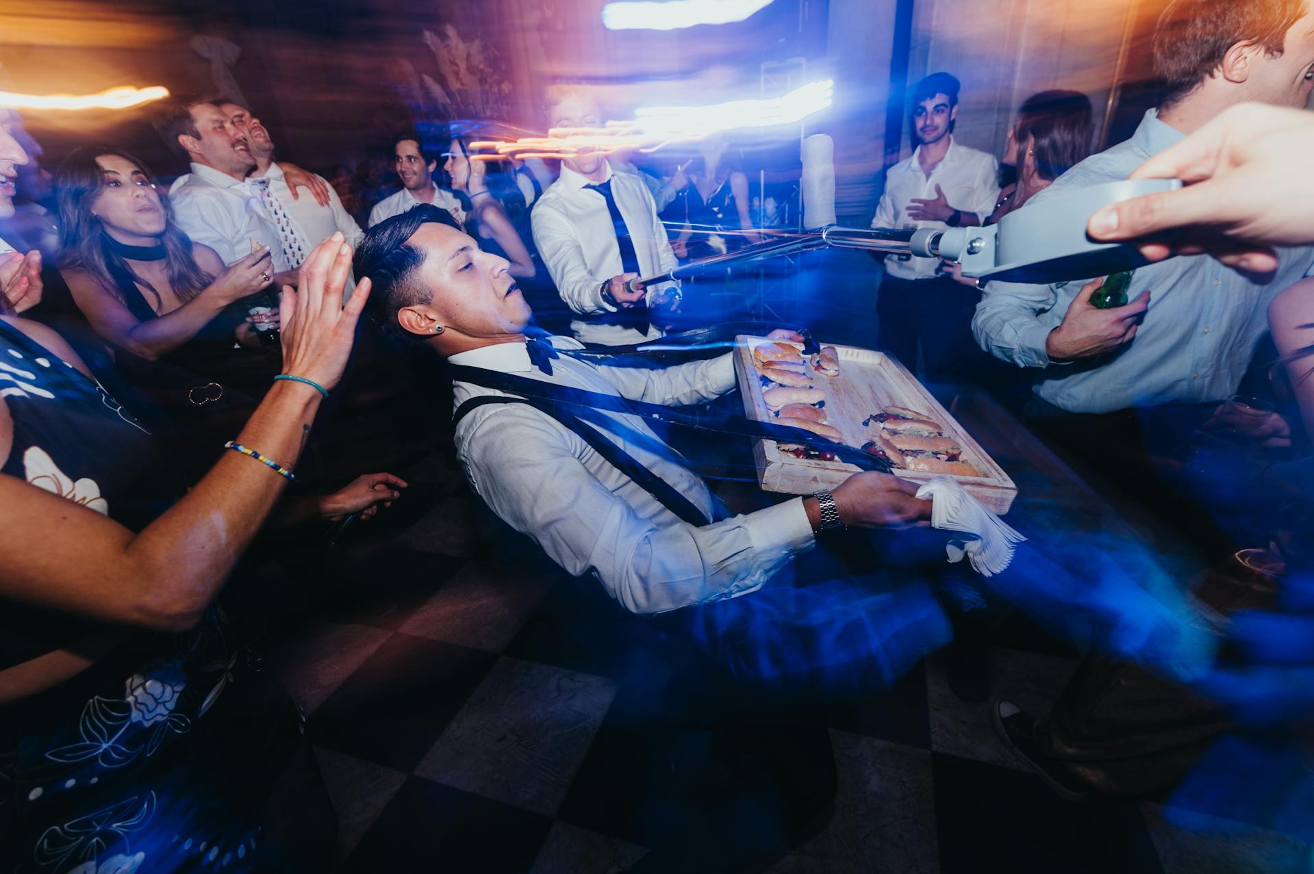Limbo Tanzspiel auf einer Hochzeit