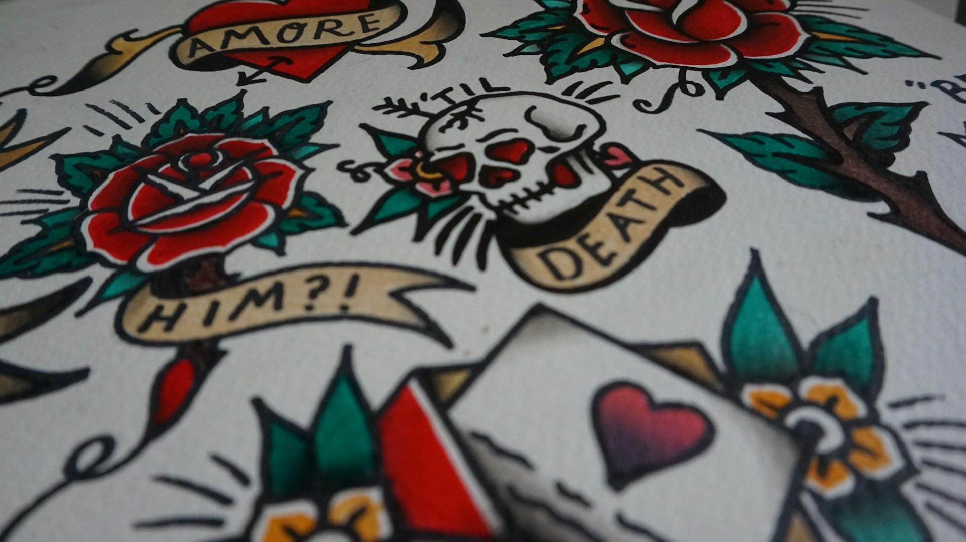 Zeichnungen von Rosen und einem Herzen und einem Totenkopf auf weißem Untergrund