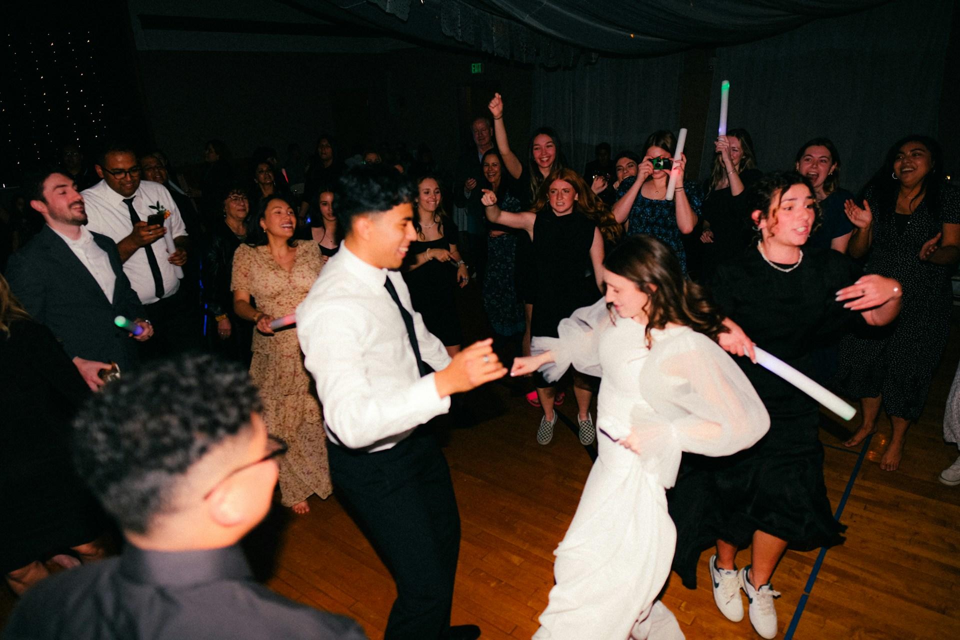 Erwachsene spielen Tanzspiele auf einer Hochzeit