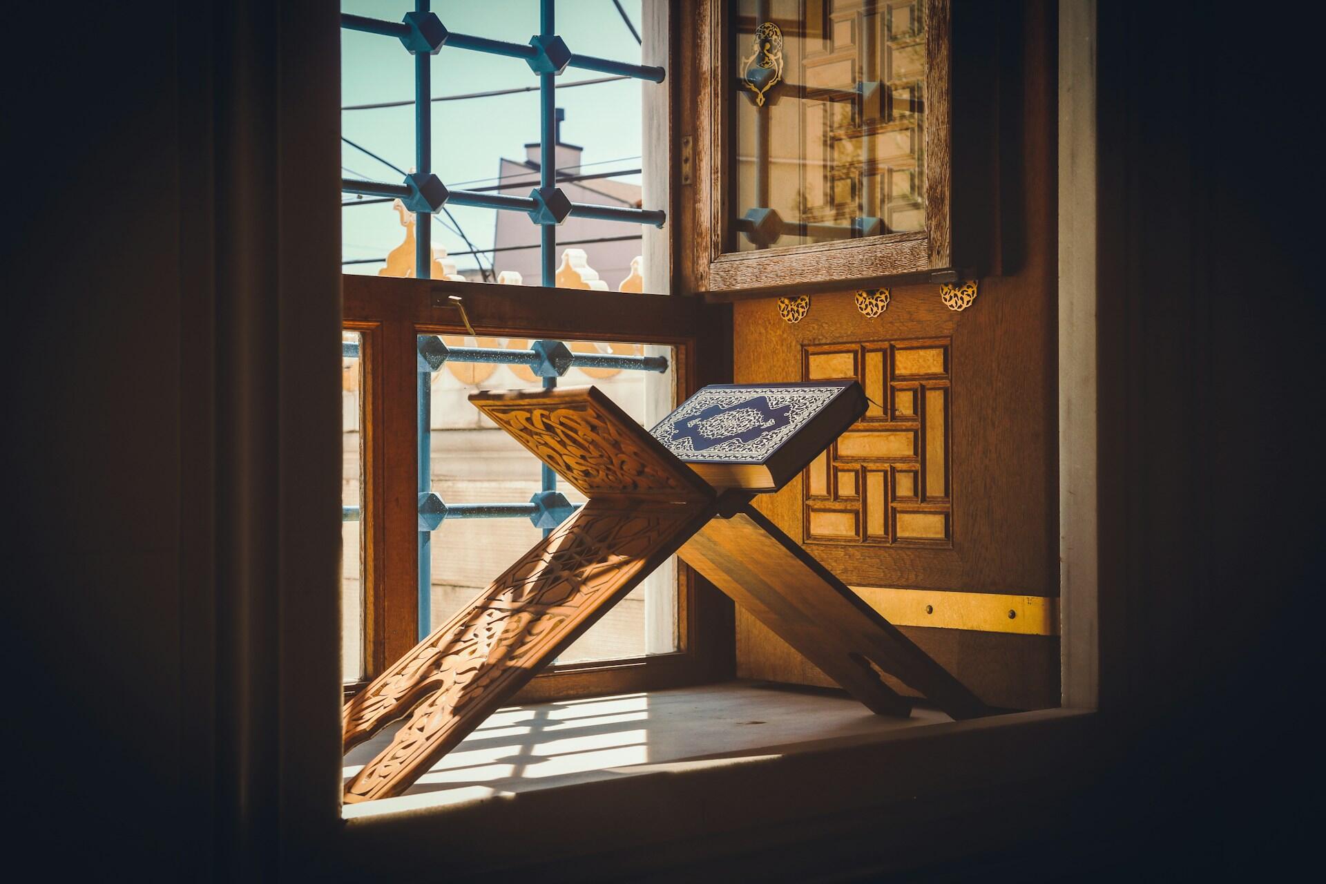 Buch auf Holzgestellt in Fenster.