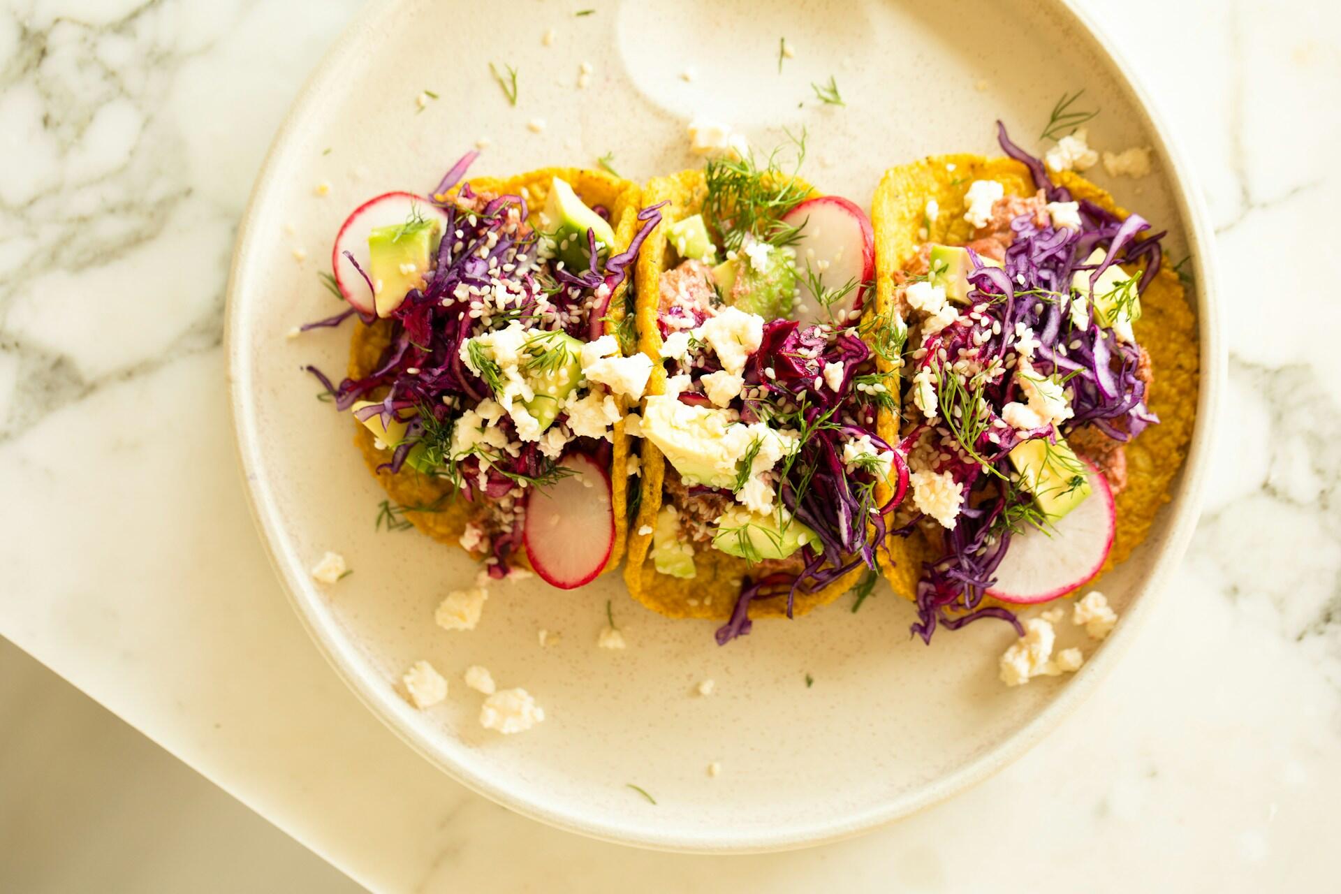 Gemüsetacos mit Rotkohl, Radieschen und Kräutern.