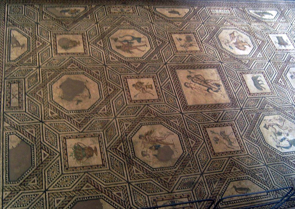 EIn großes Mosaik, das das Leben des Dionysos zeigt.