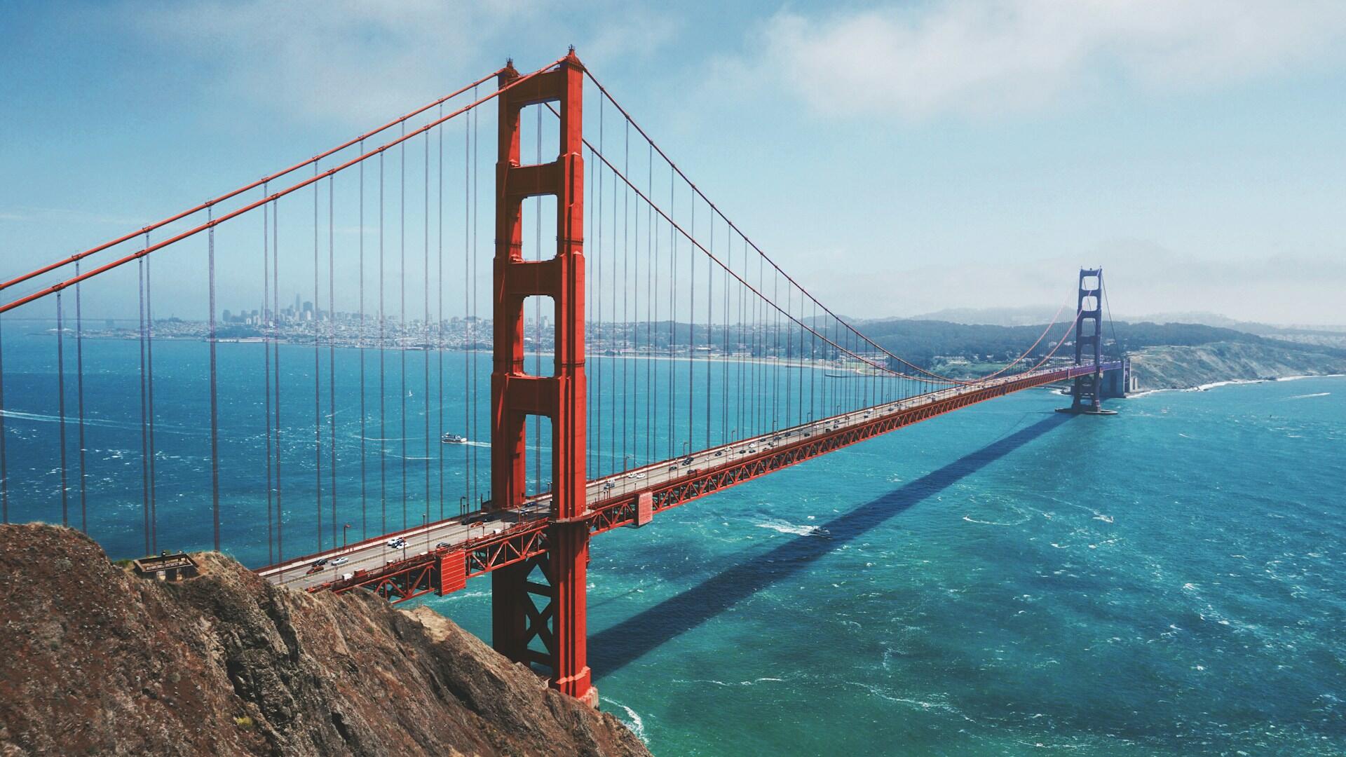 Rote Brücke über Meer auf zwei Inseln.