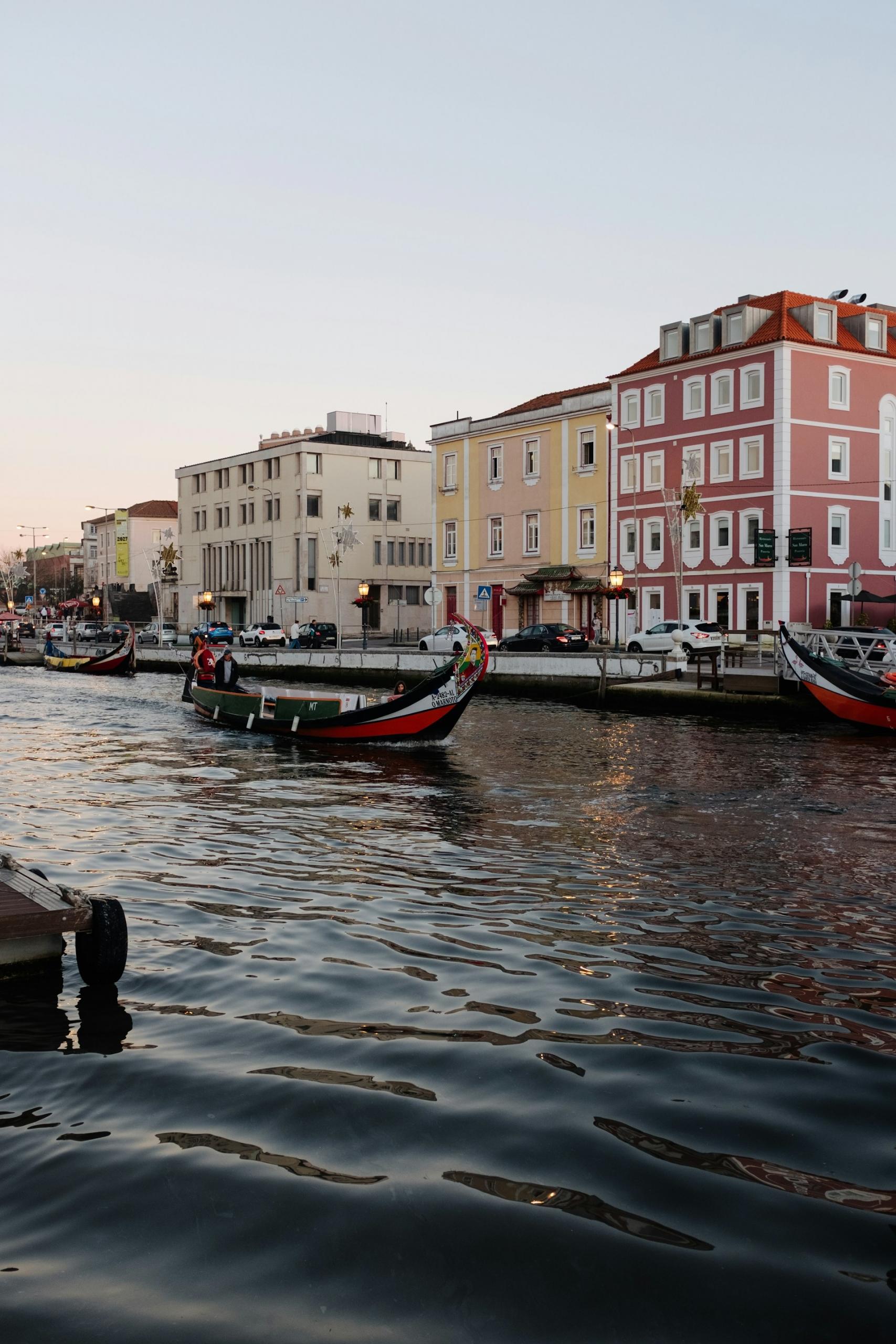 Fluss, der durch Aveiro in Portugal fließt mit Gondel drauf