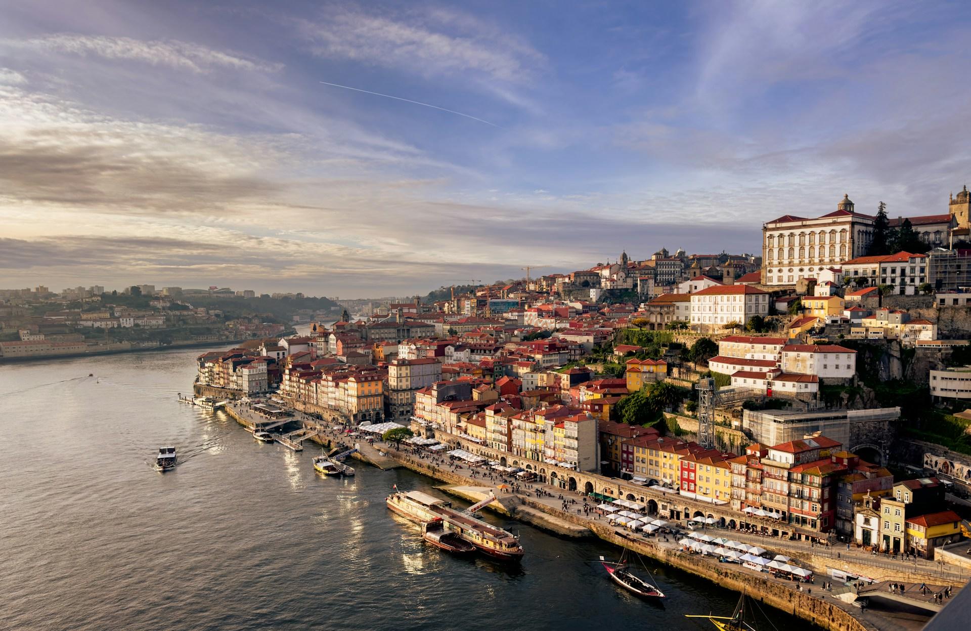 Fluss, der durch Porto in Portugal fließt