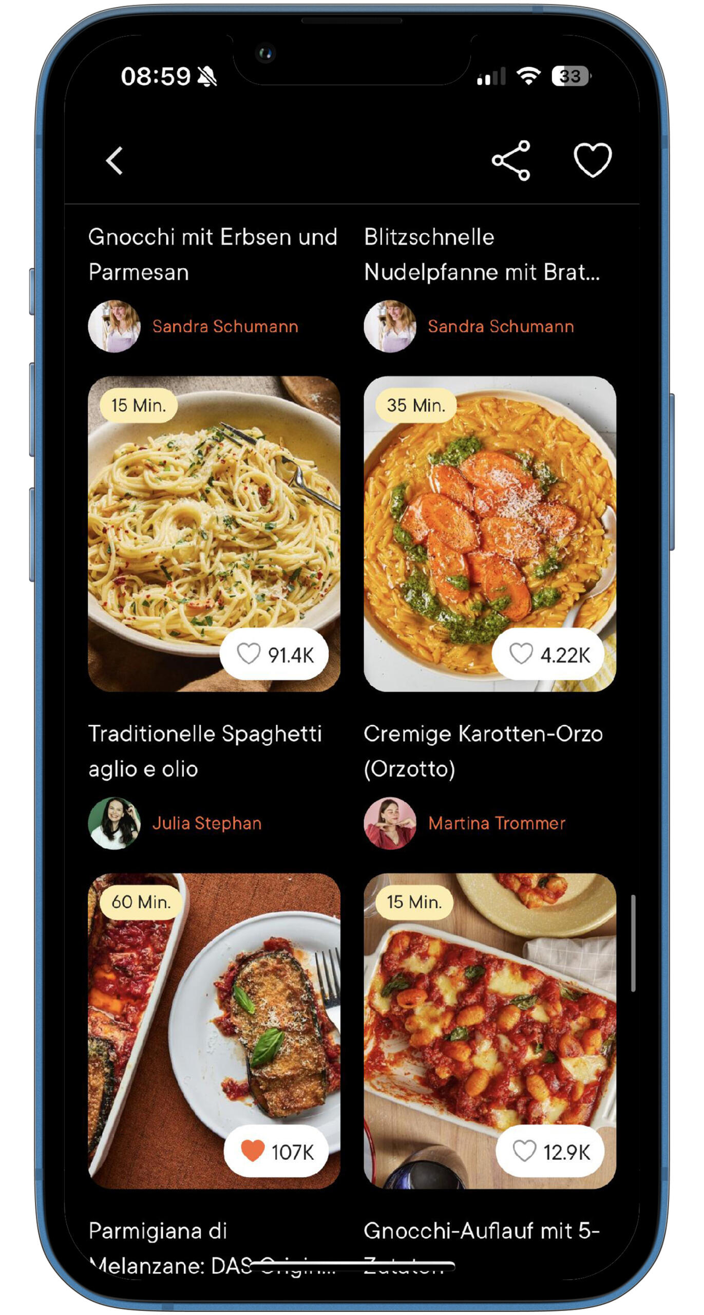 Auf einem Handy ist die App Kitchenstorys zu sehen und die Rezeptauswahl.