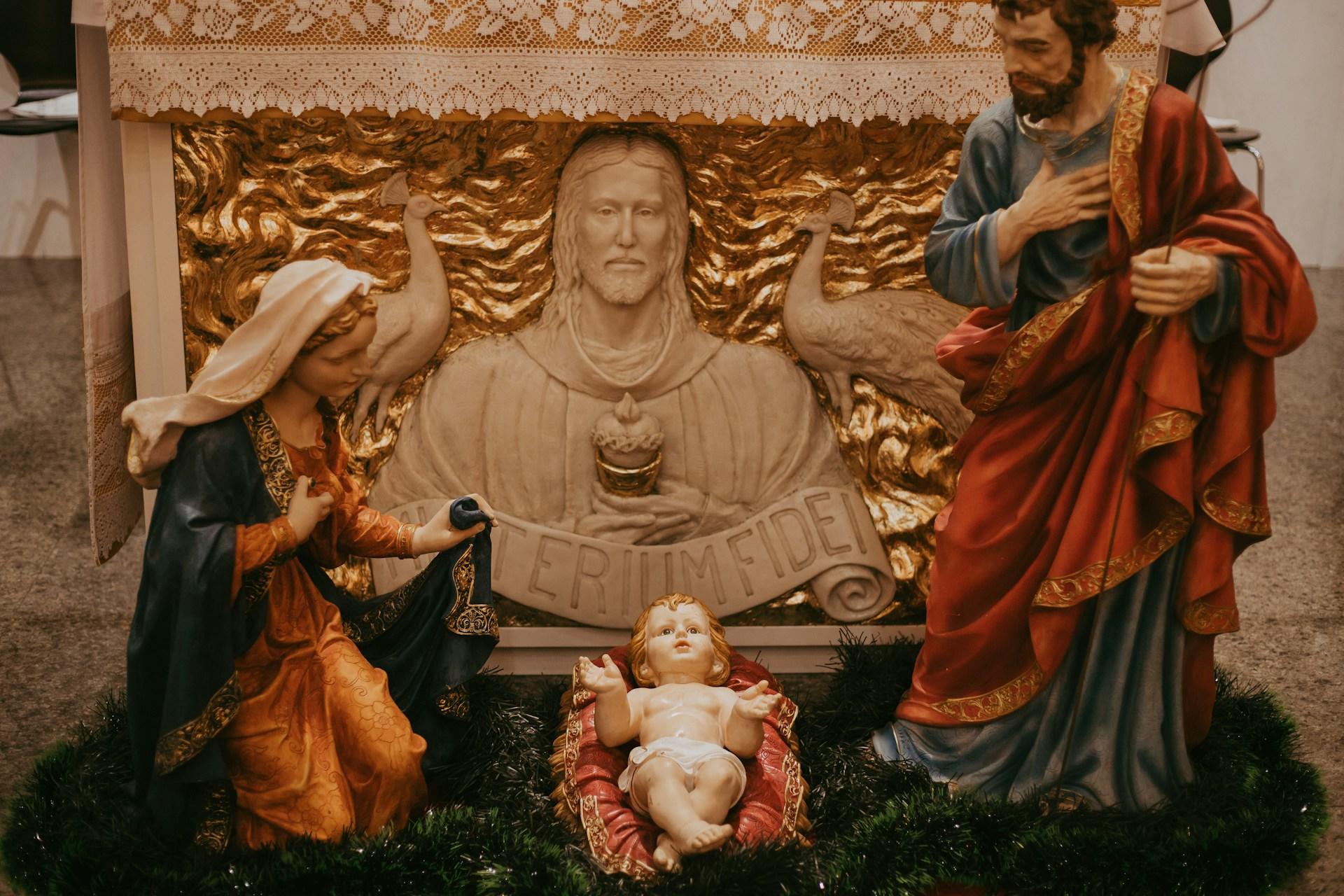 Maria und Josef mit dem Neugeborenen als Krippenfiguren
