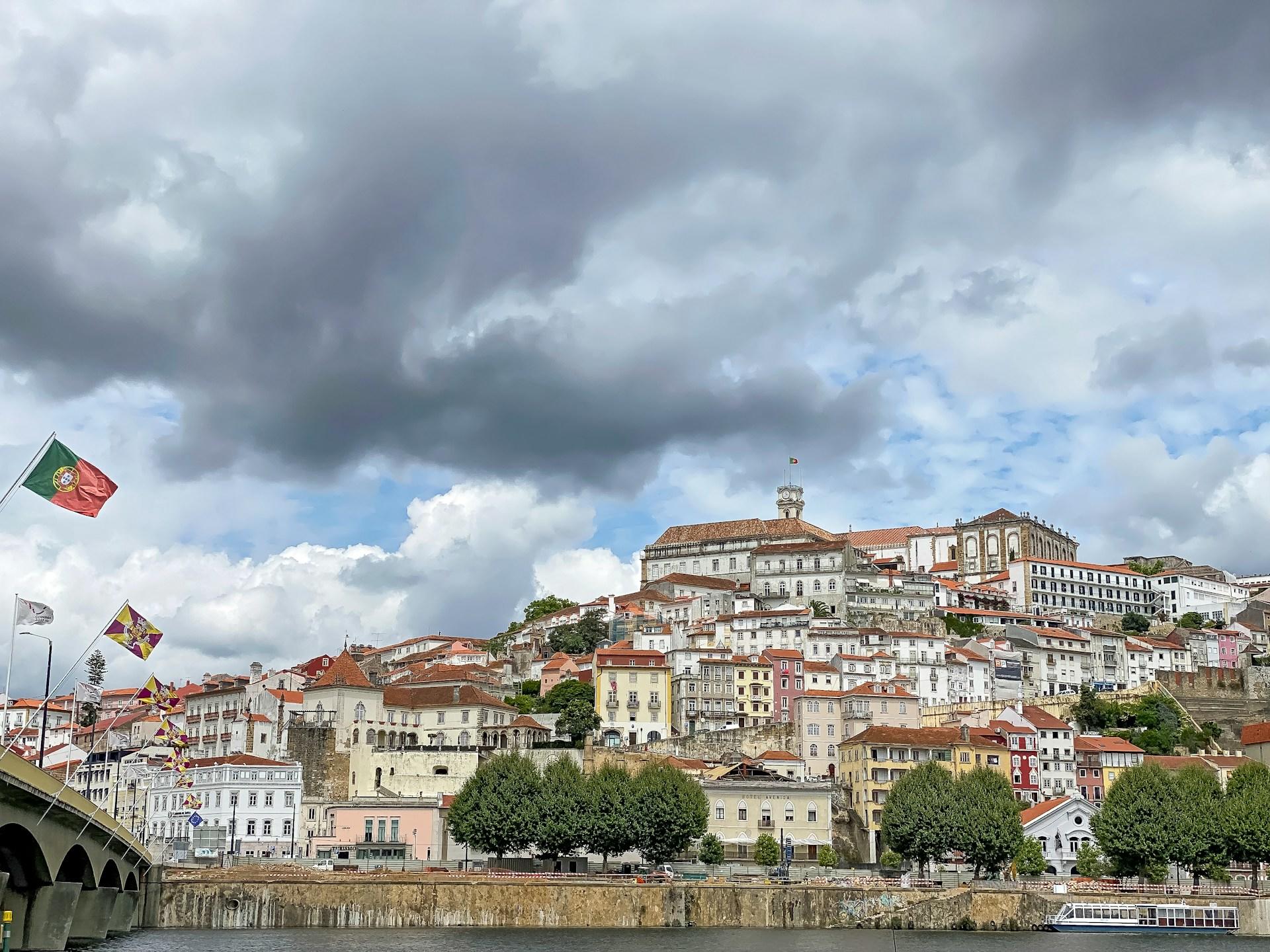 Landschaft in Portugal und portugiesische Flagge auf der linken Seite