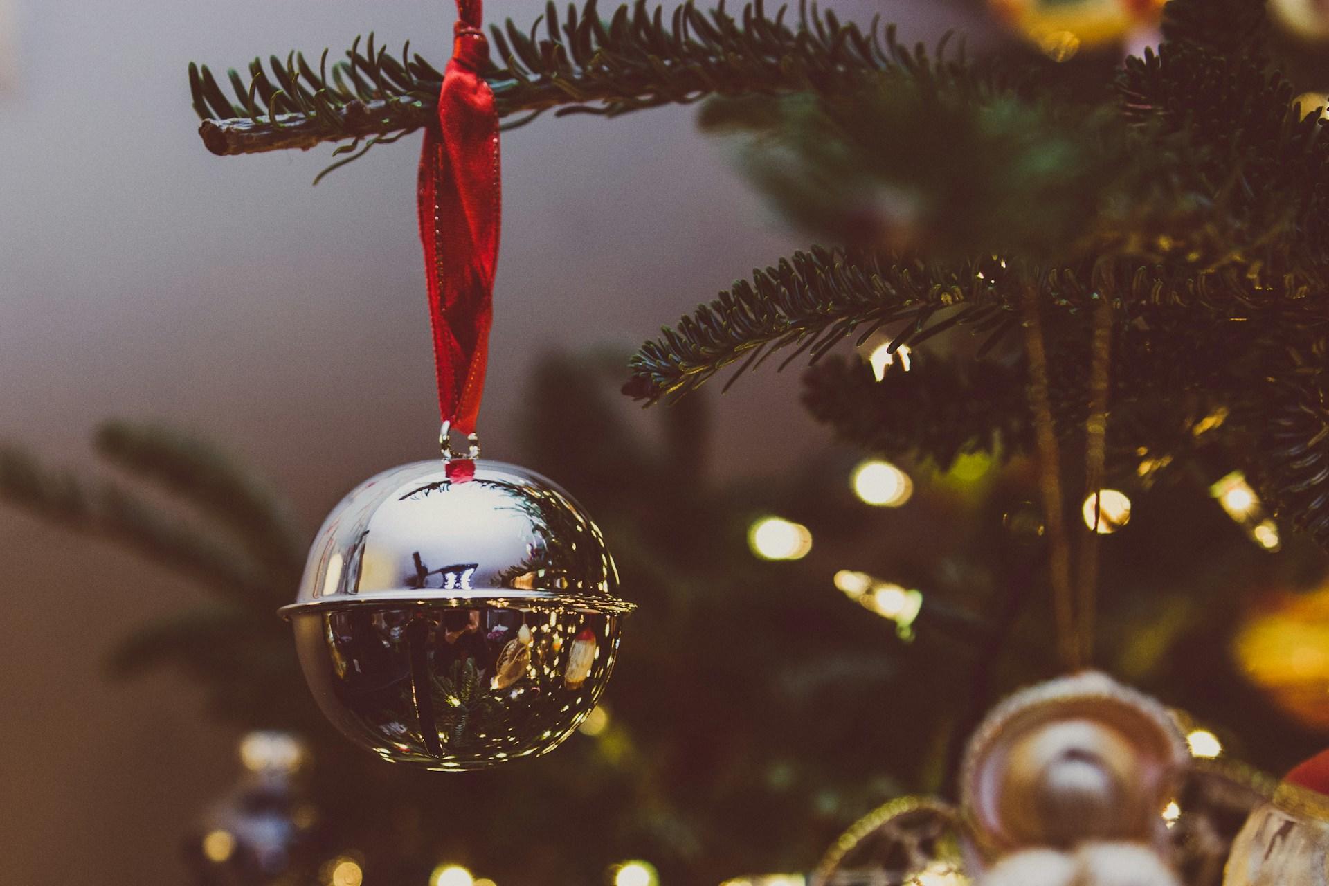 Ein Glöckchen an einem Weihnachtsbaum
