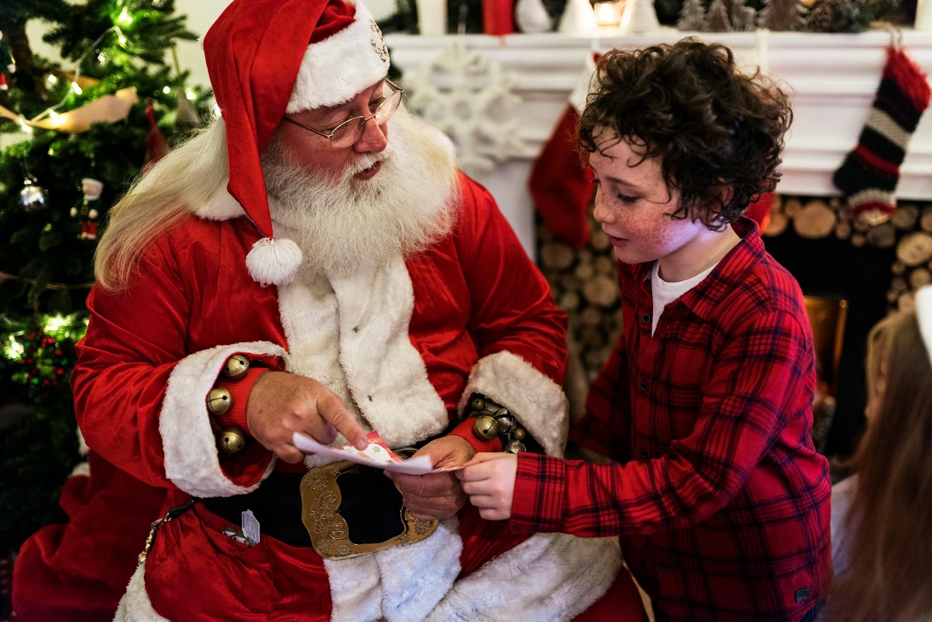 Ein Weihnachtsmann schaut ein Kind an