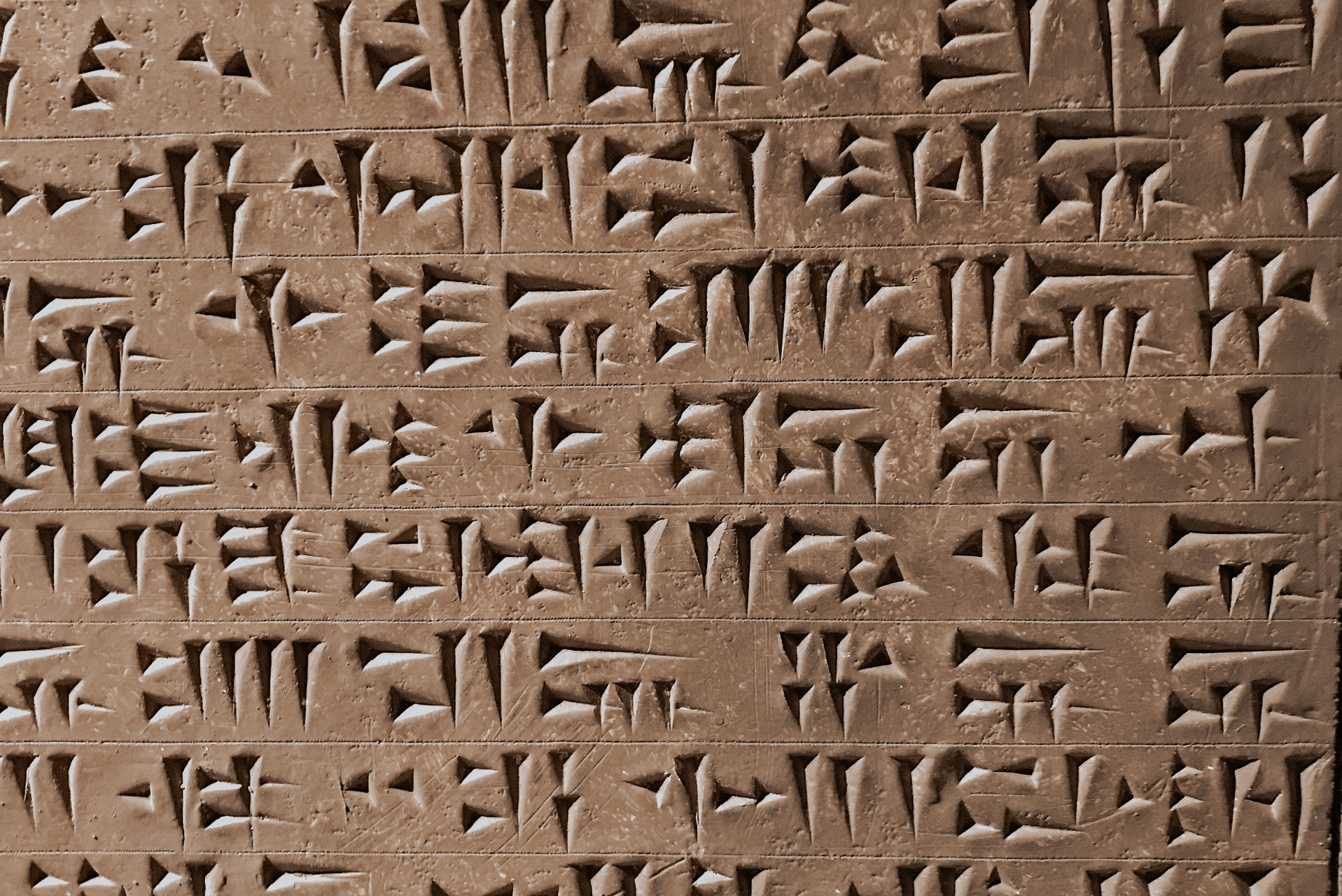 Die mesopotamische Keilschrift in Stein geritzt