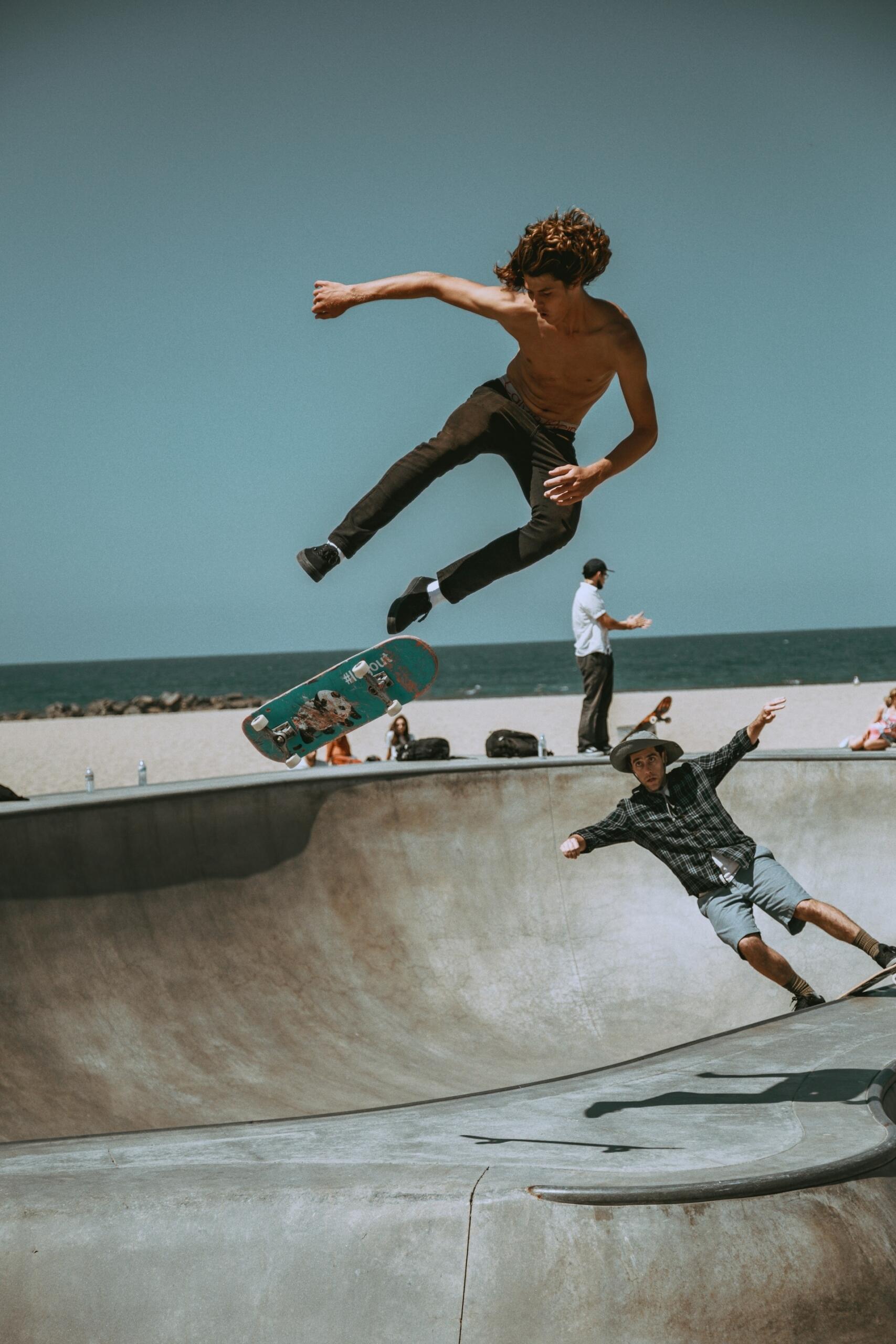 Ein Skater performt einen Sprung auf einer Halfpipe.