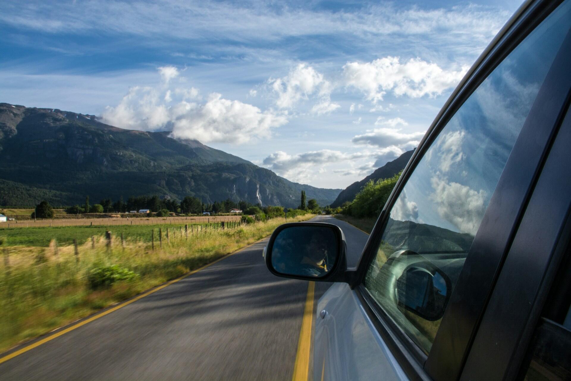 Blick aus dem Auto auf leerer Landstraße