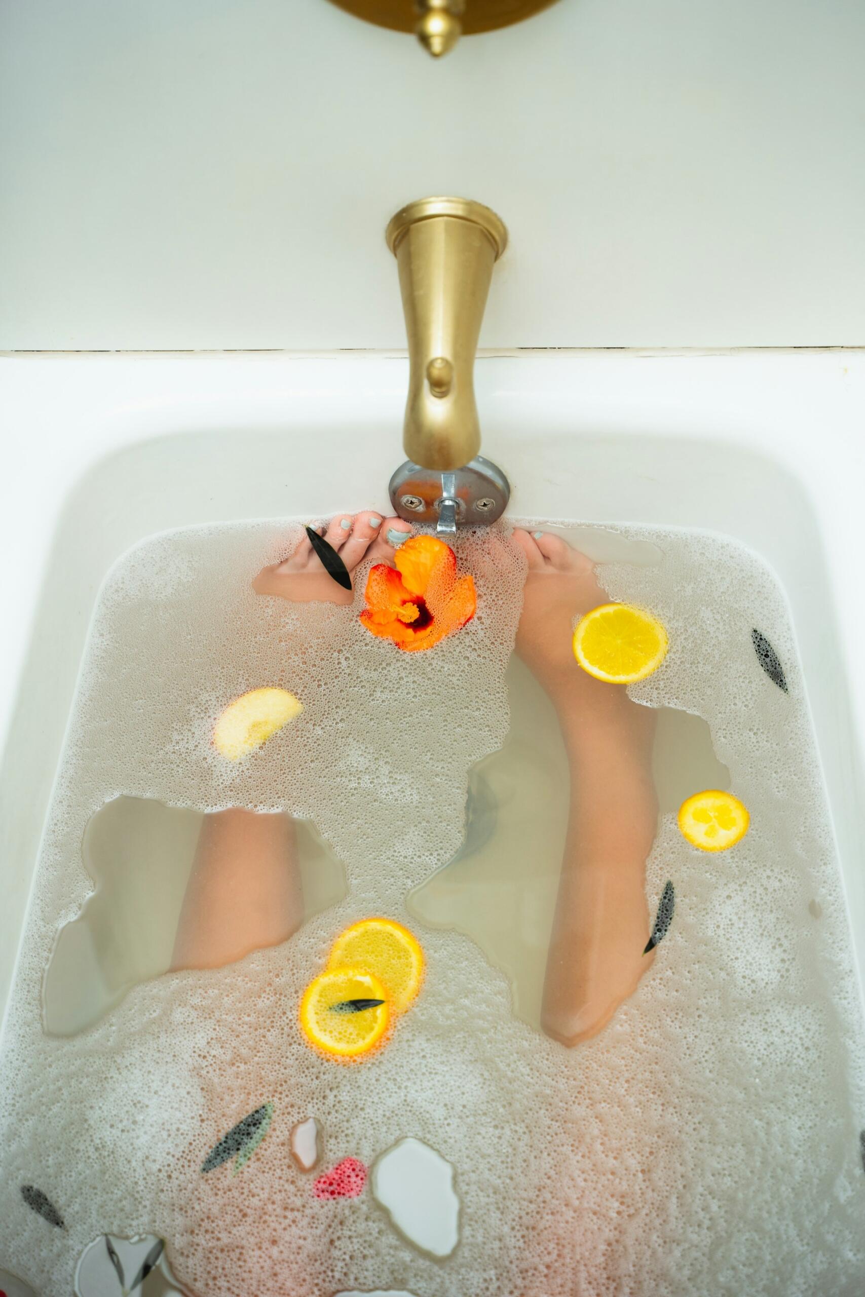 Eine Badewanne voll Wasser und Orangenscheiben.
