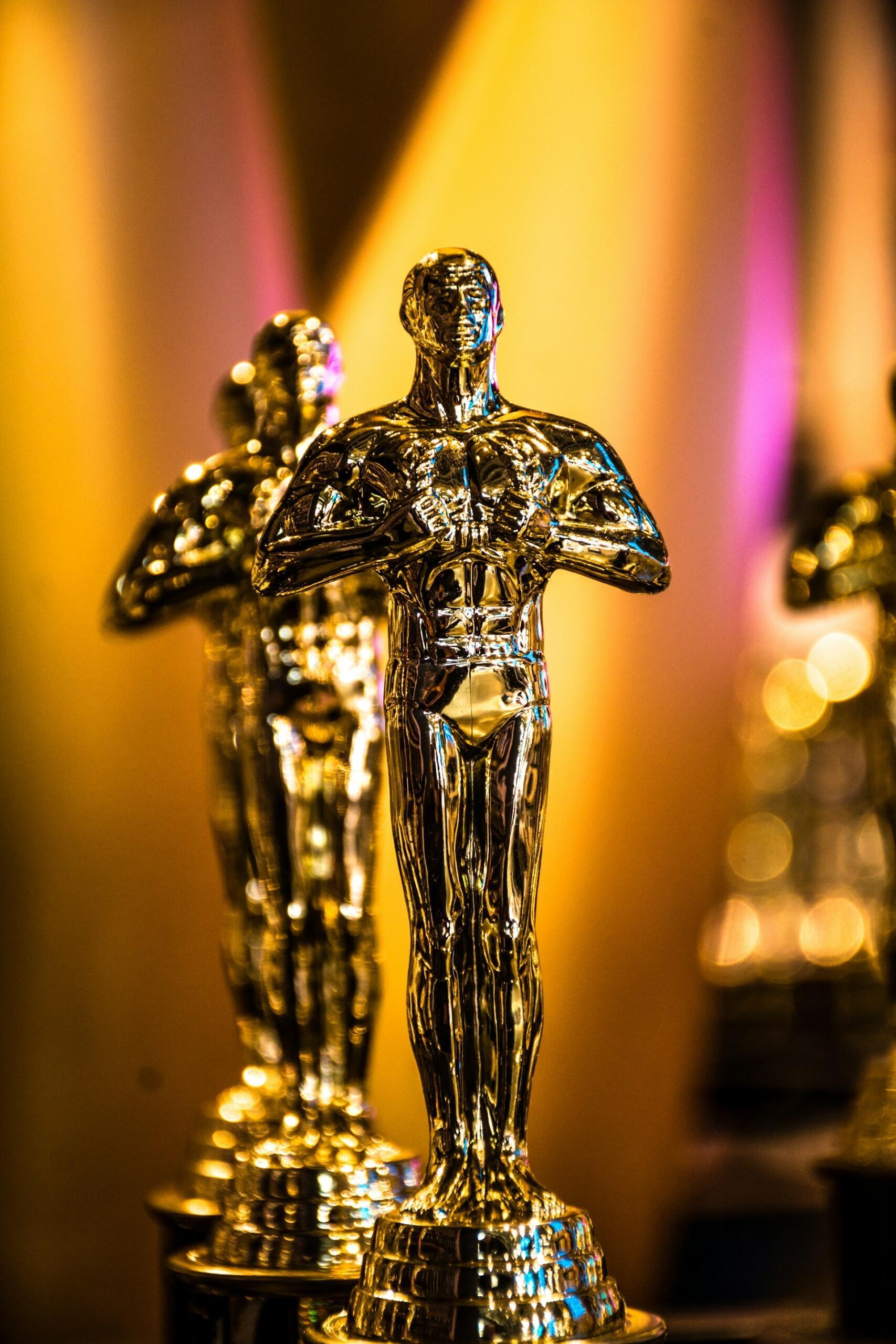 Mehere goldene Oscar-Statuen hinter einander