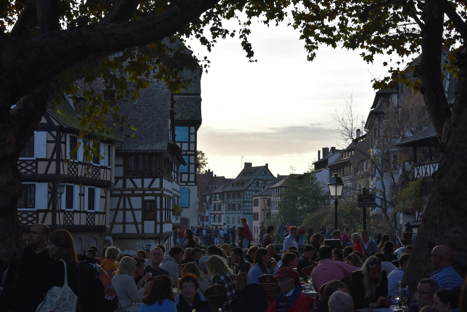 Menschen im Elsass sprechen miteinander