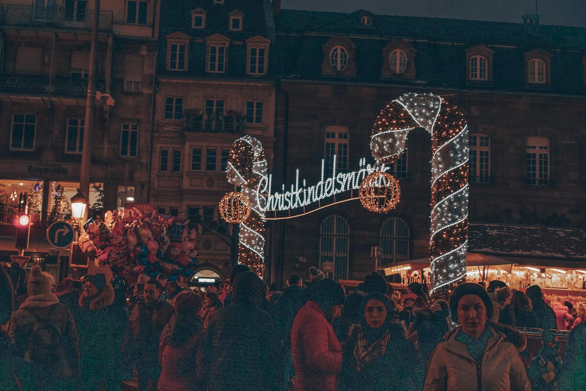 Menschenmenge auf dem Strassburger Weihnachtsmarkt