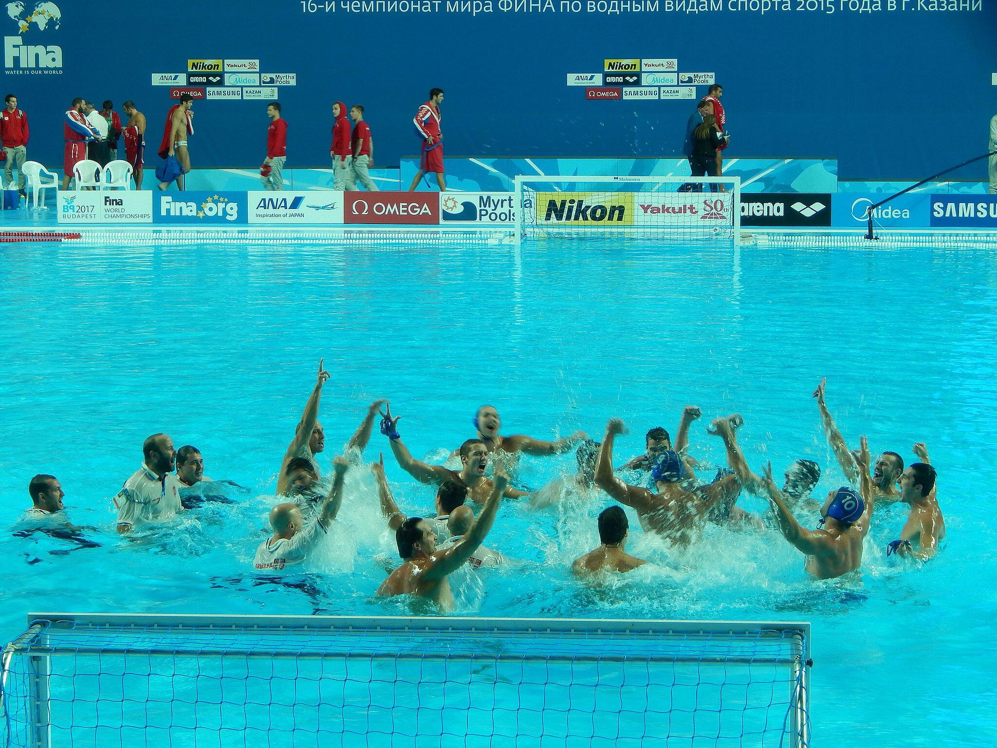 Die Serbische Mannschaft feiert ihren Gold Sieg im Wasser bei den Olympischen Spielen 2015.