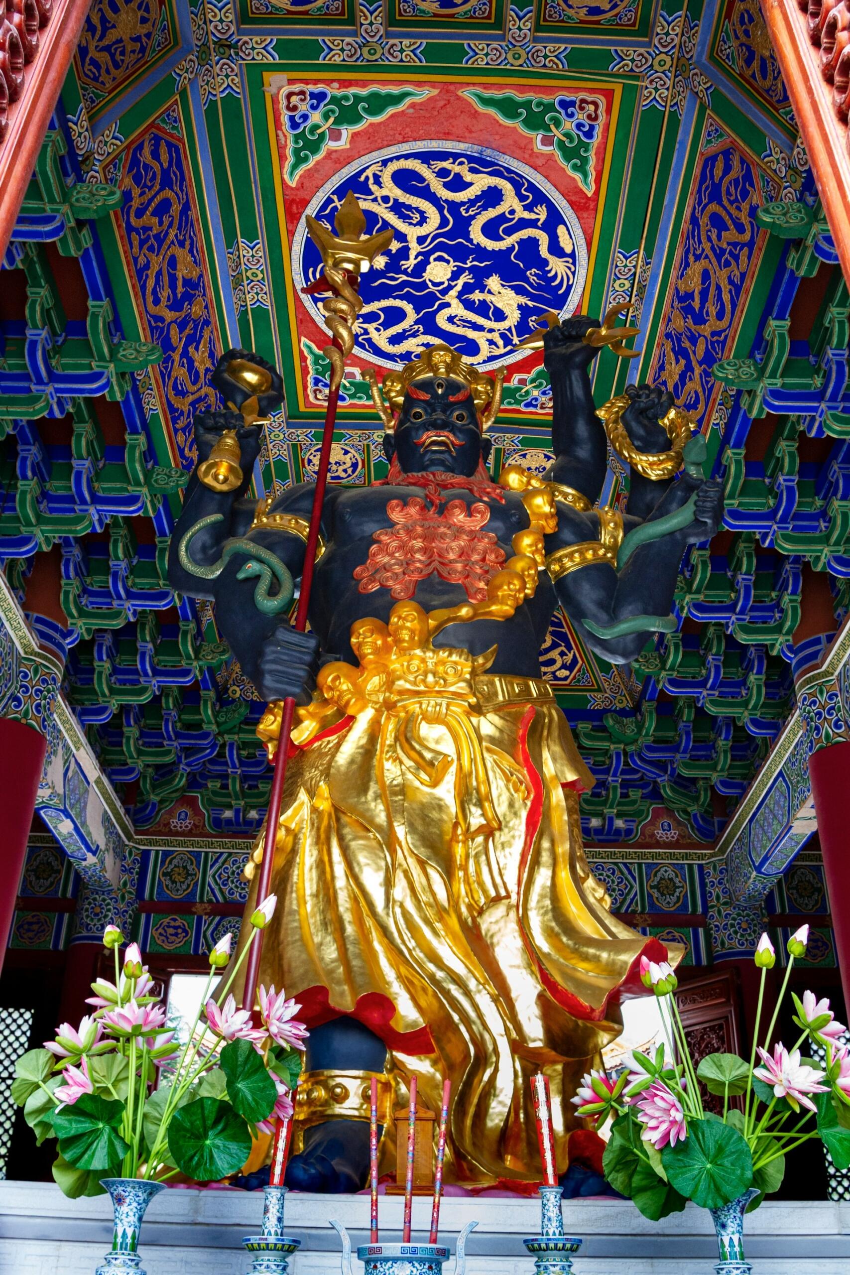 Ein gold-schwarzer Buddha in einem chinesischen Tempel.