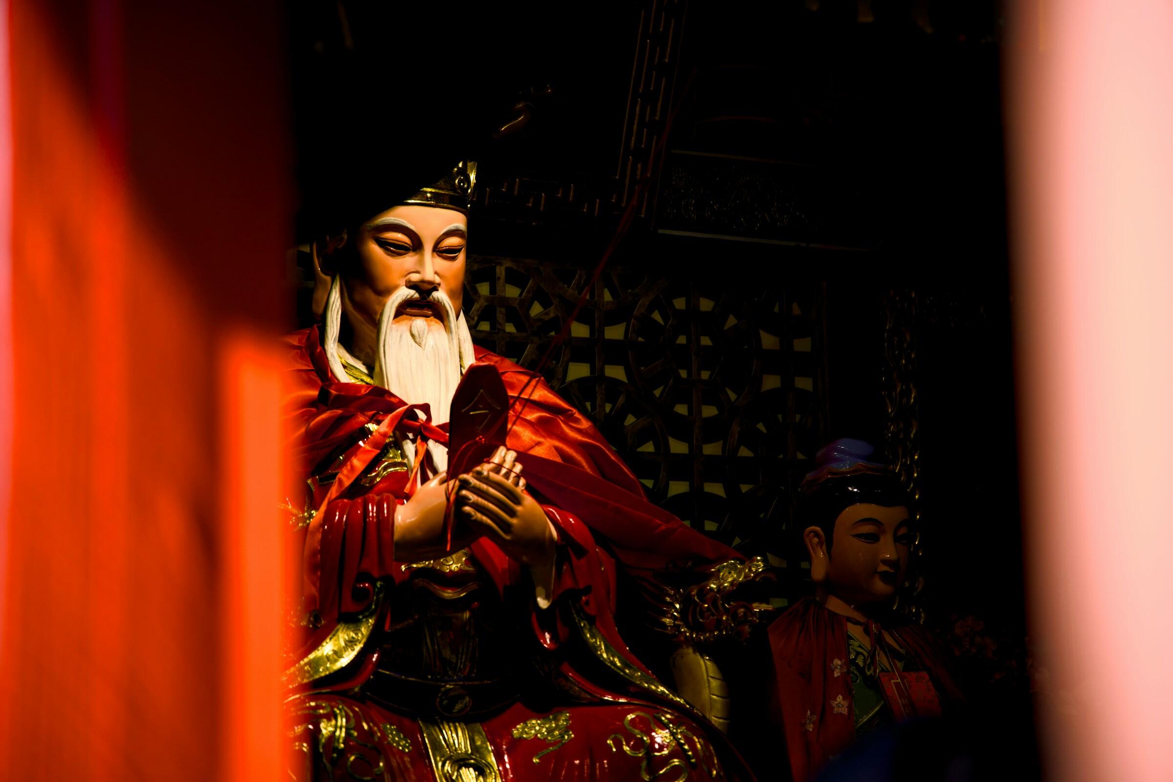 Eine bunte Skulptur von Konzuzius.