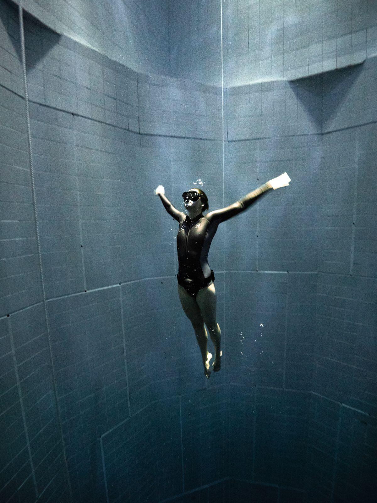 Person mit Schwimmbrille unter Wasser